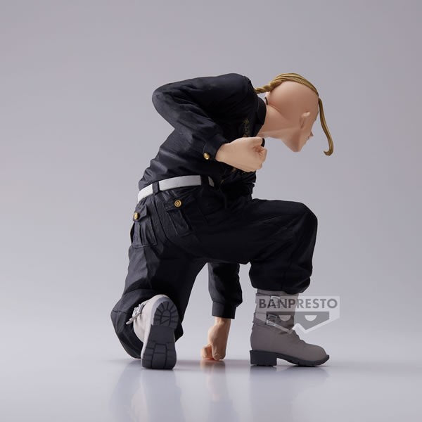 Vue 3/4 de face à mi-distance de la figurine de Ken Ryuguji de Tokyo Revengers en tenue noire, sans accessoires, sans boîte.