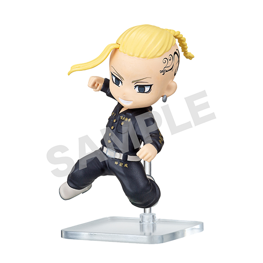 Vue 3/4 de face à mi-distance de la figurine chibi d'un personnage de Tokyo Revengers en uniforme noir avec des accents dorés, le tenant sur un socle acrylique.
