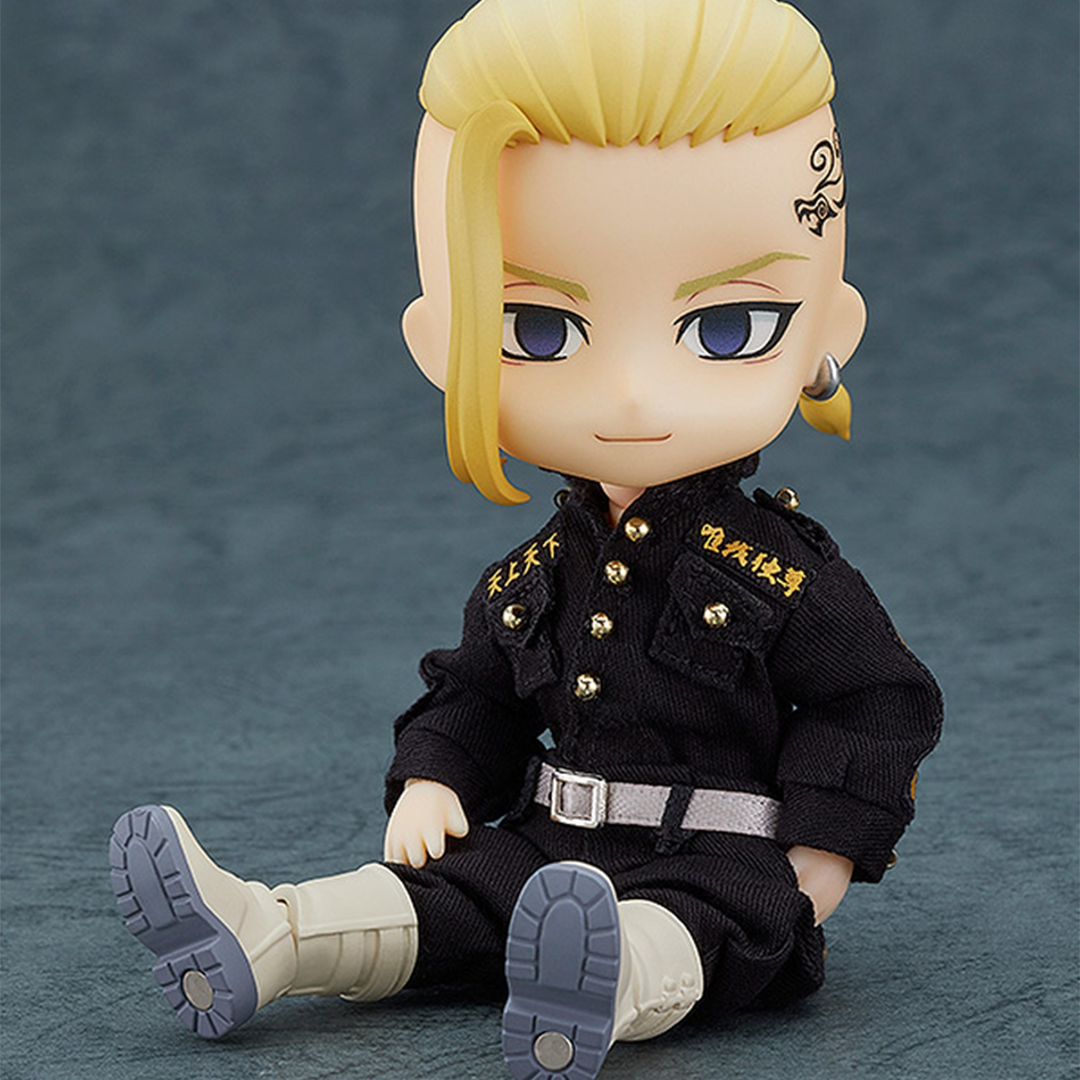 Vue de face en plan rapproché moyen de la figurine Nendoroid de Ken Ryuguji (Draken) de Tokyo Revengers, en uniforme noir avec des détails dorés et un sourire, sans boîte visible.