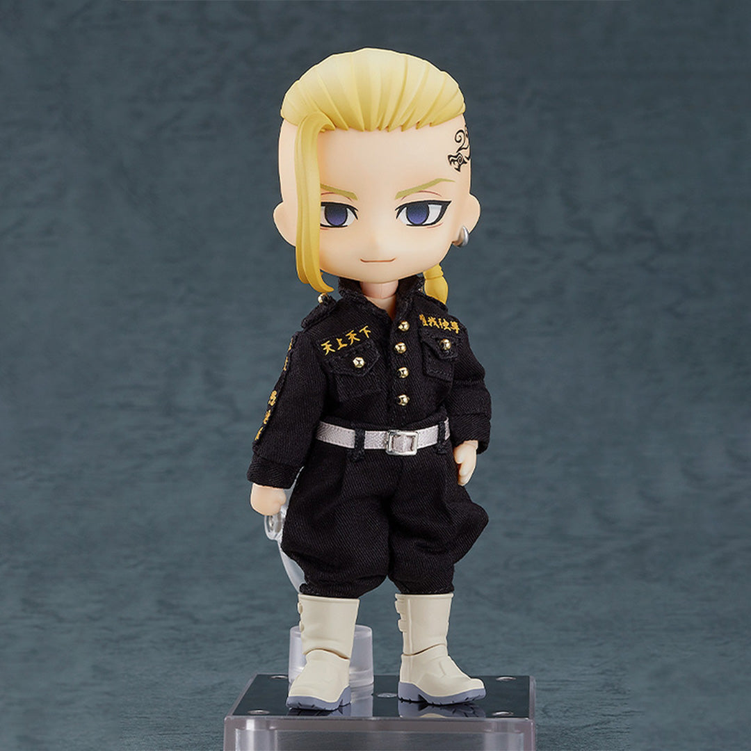 Vue 3/4 de face à mi-distance de la figurine Nendoroid de Ken Ryuguji "Draken" de Tokyo Revengers en combinaison noire avec broderies dorées.