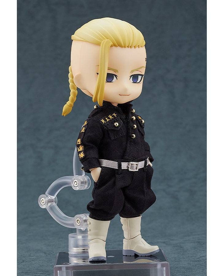 Vue 3/4 de face en plan rapproché moyen de la figurine de Draken (Ken Ryuguji) de Tokyo Revengers en tenue noire avec détails dorés, sur un socle articulé.