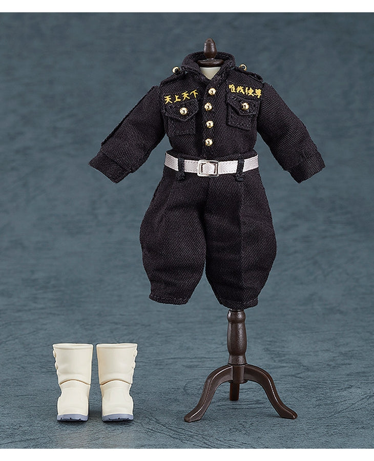 Vue de face à mi-distance de la figurine de Ken Ryuguji (Draken) de Tokyo Revengers en uniforme militaire noir avec texte jaune, portant des bottes blanches.
