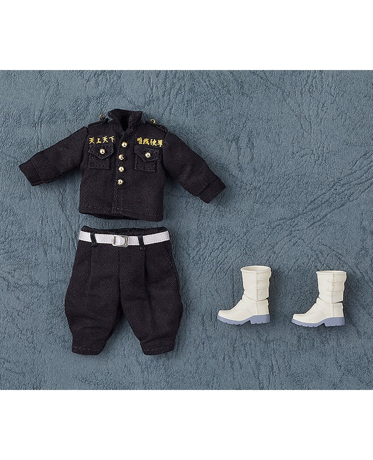 Vue de dessus en plan rapproché de l'ensemble de vêtements Nendoroid Doll de Ken Ryuguji de Tokyo Revengers, en noir avec des détails dorés.