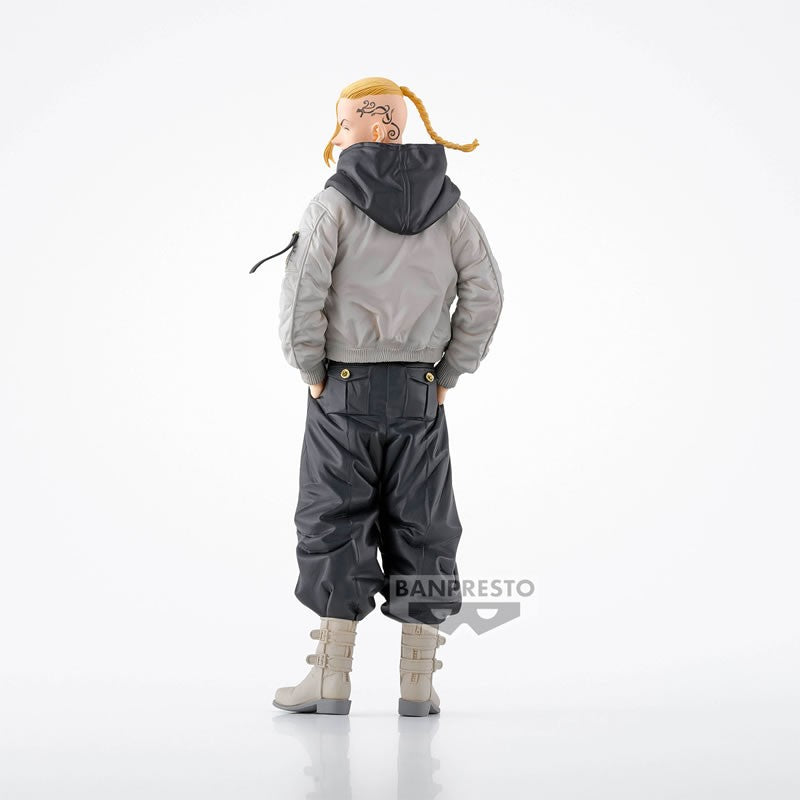 Vue 3/4 de dos en plan corps entier de la figurine de Ken Ryuguji (Draken) de Tokyo Revengers en veste grise avec capuche, mains dans les poches.