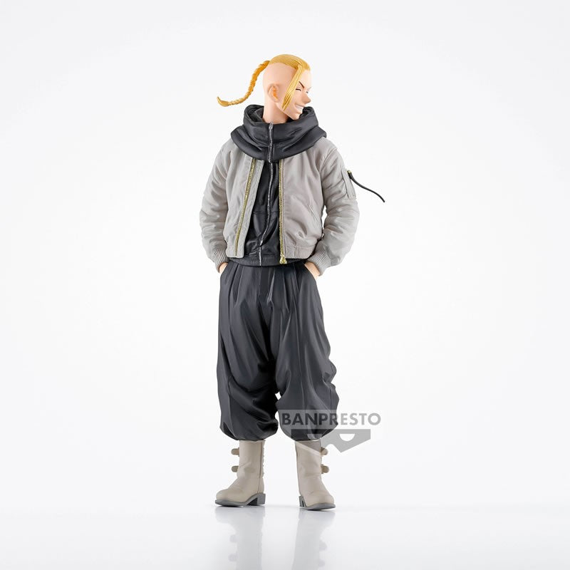Vue 3/4 de face en plan rapproché de la figurine de Draken de Tokyo Revengers en bomber gris et pantalon noir, sans accessoires.