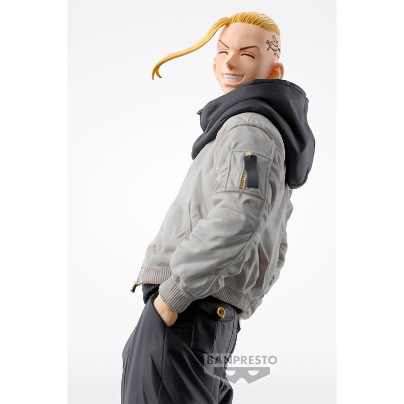 Vue 3/4 de face à mi-distance de la figurine de Ken Ryuguji de Tokyo Revengers en bomber gris, avec un sourire, sans accessoires.