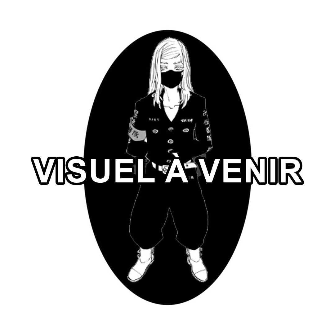 Vue 3/4 de face en plan rapproché moyen de la figurine d'un personnage de Tokyo Revengers en veste militaire noire, portant un masque.