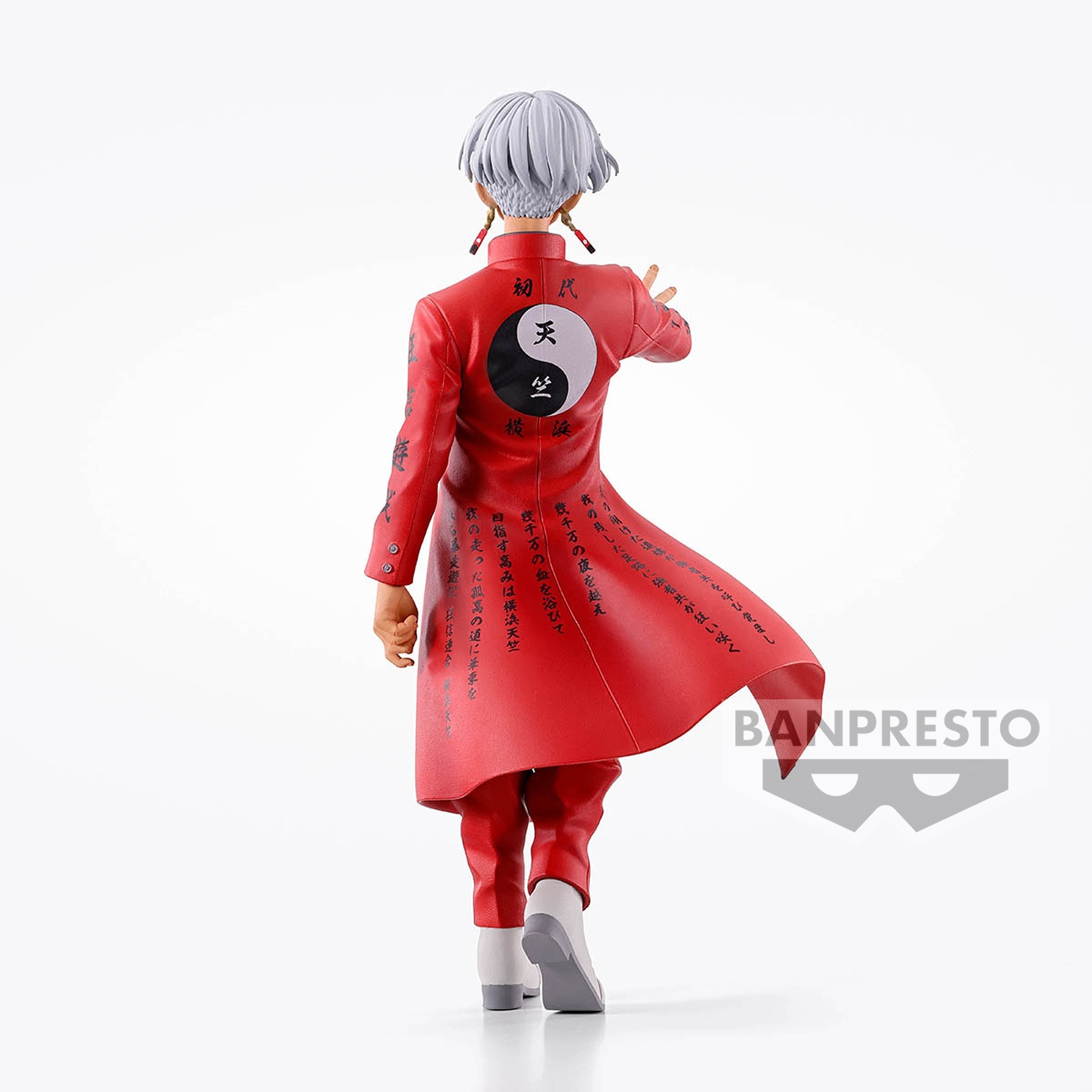 Vue de dos en plan entier de la figurine d'Izana Kurokawa de Tokyo Revengers en long manteau noir, dans une boîte avec fenêtre.