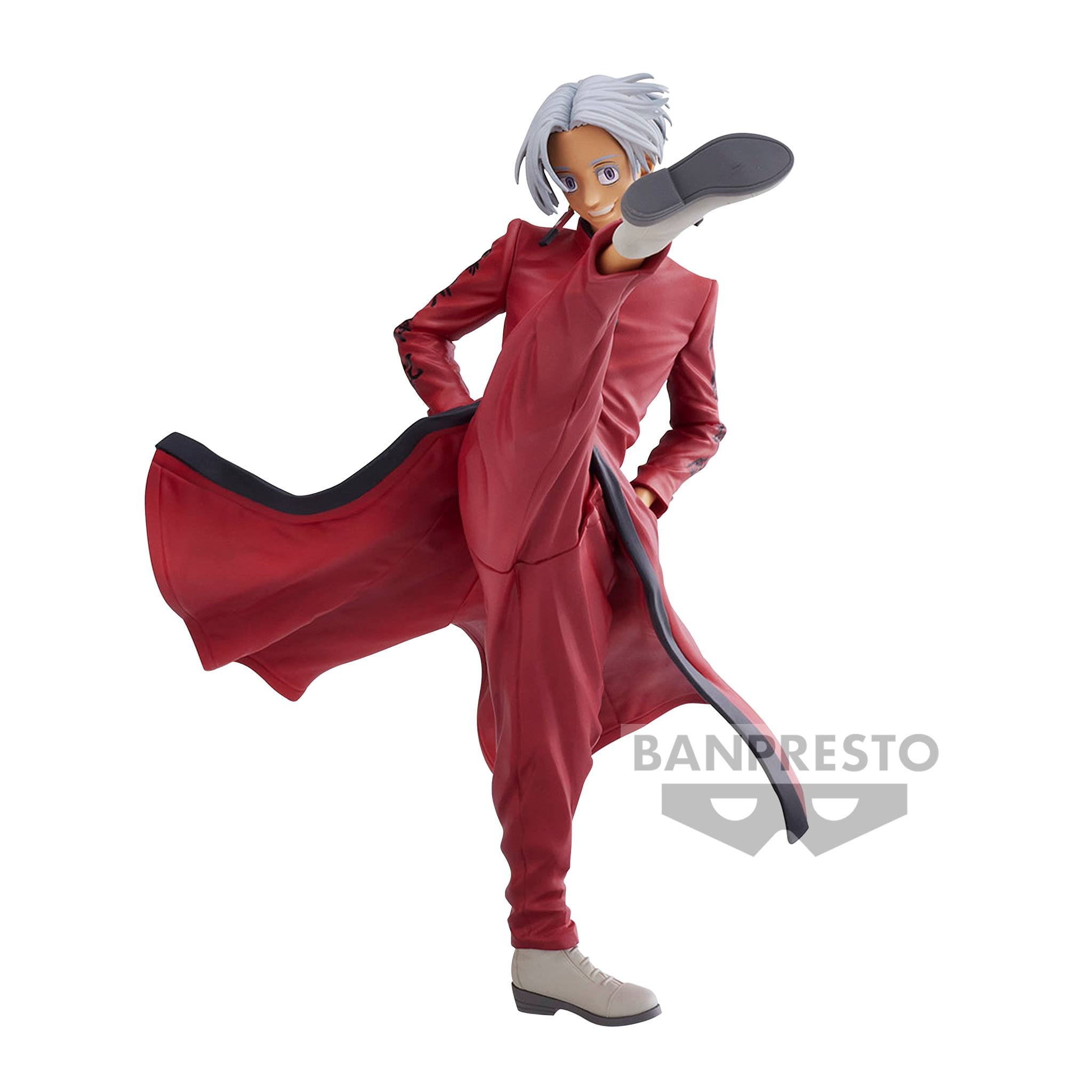 Vue 3/4 de face en plan complet de la figurine d'Izana Kurokawa de Tokyo Revengers en manteau rouge, en posture dynamique.