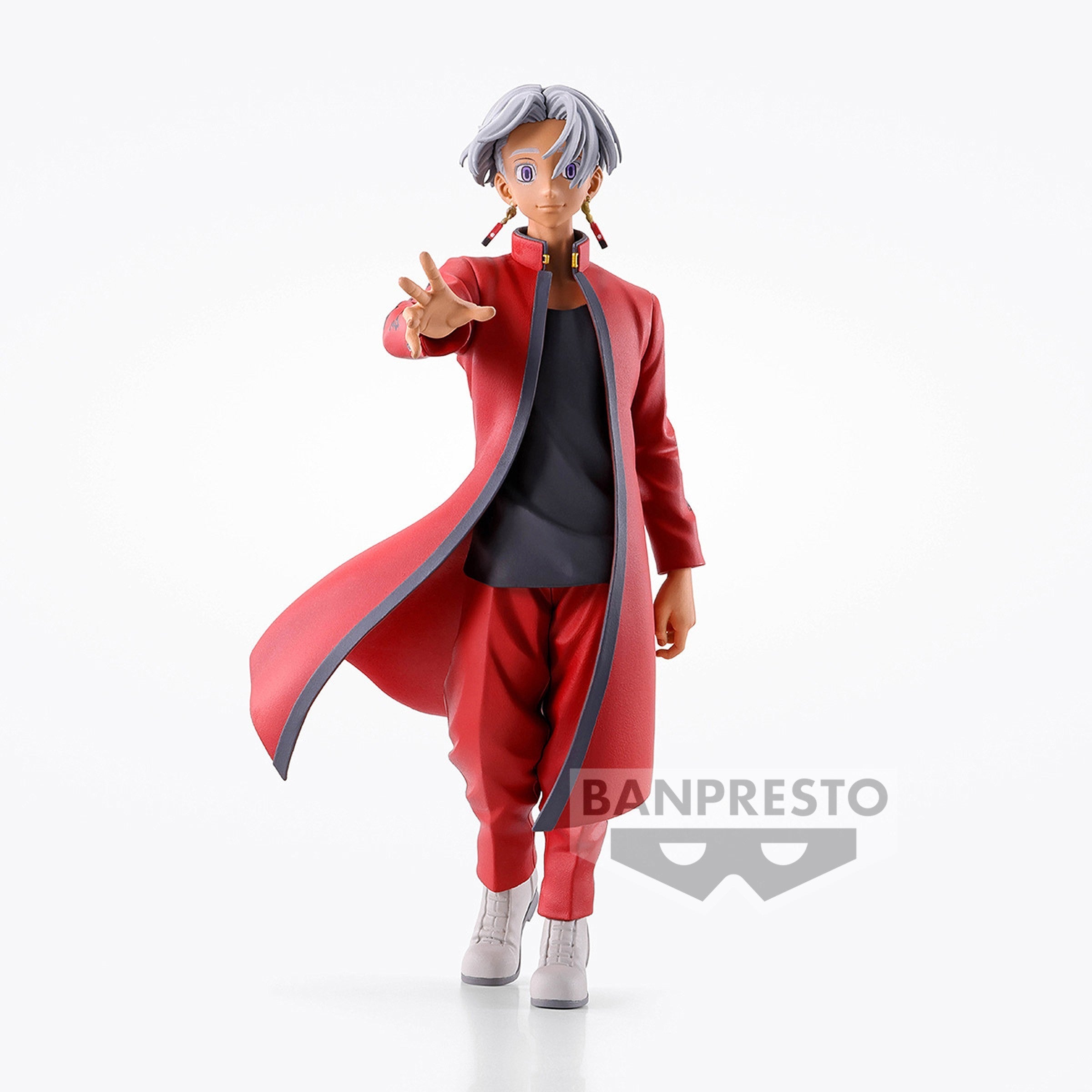 Vue de face en plan entier de la figurine d'Izana Kurokawa de Tokyo Revengers en long manteau rouge, avec des boucles d'oreilles.