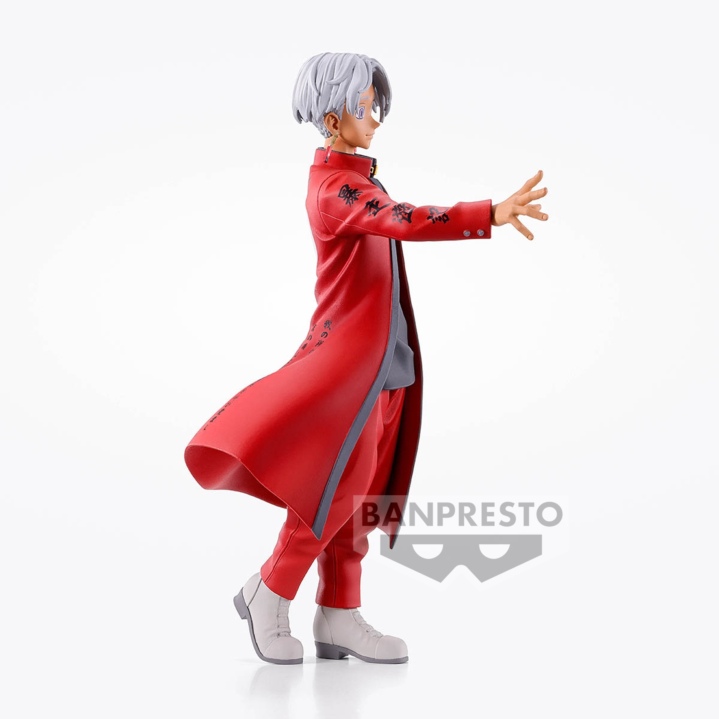 Vue de profil à mi-distance de la figurine d'Izana Kurokawa de Tokyo Revengers en manteau rouge, avec des boucles d'oreilles.