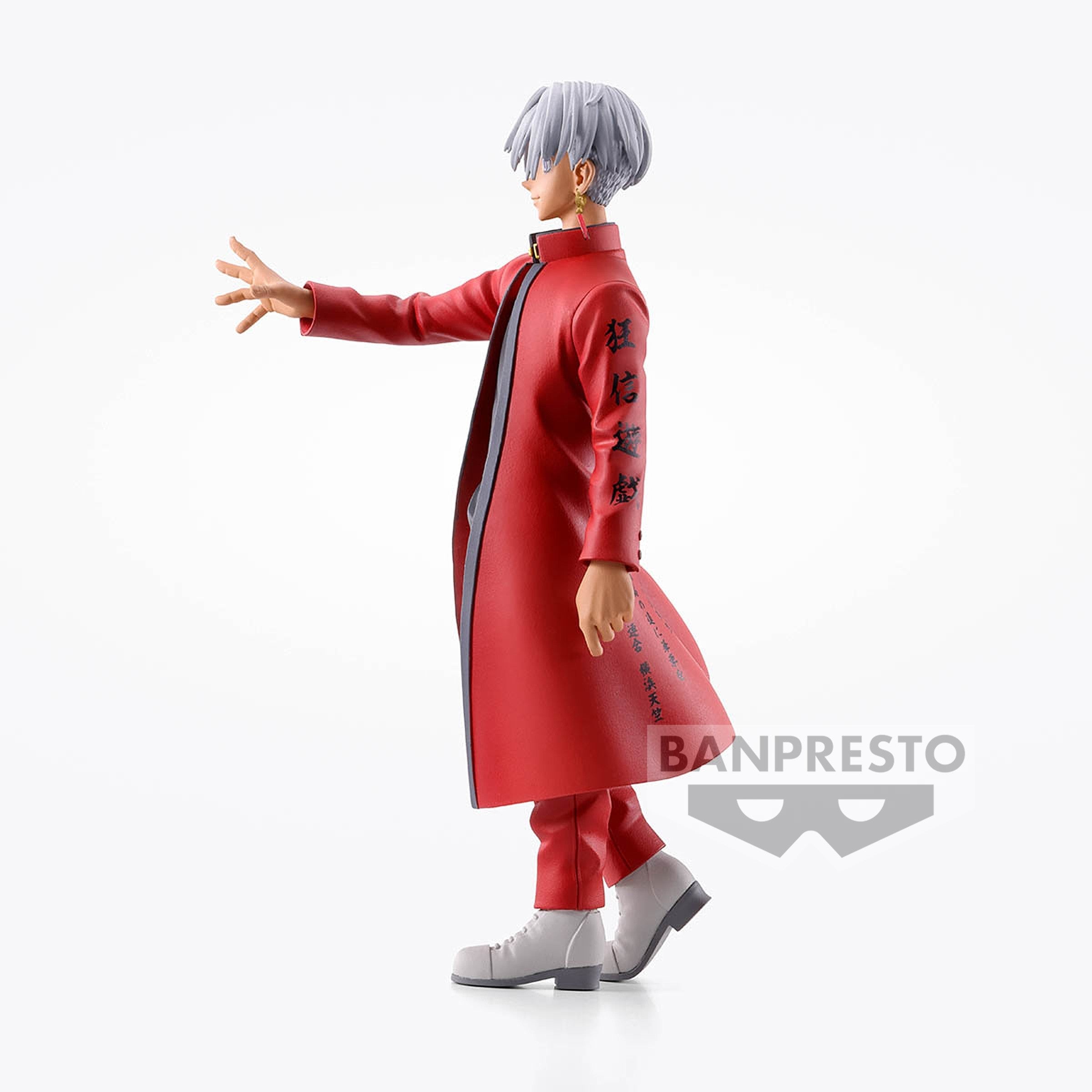 Vue de profil à mi-distance de la figurine d'Izana Kurokawa de Tokyo Revengers en manteau rouge avec inscriptions, sans accessoires.