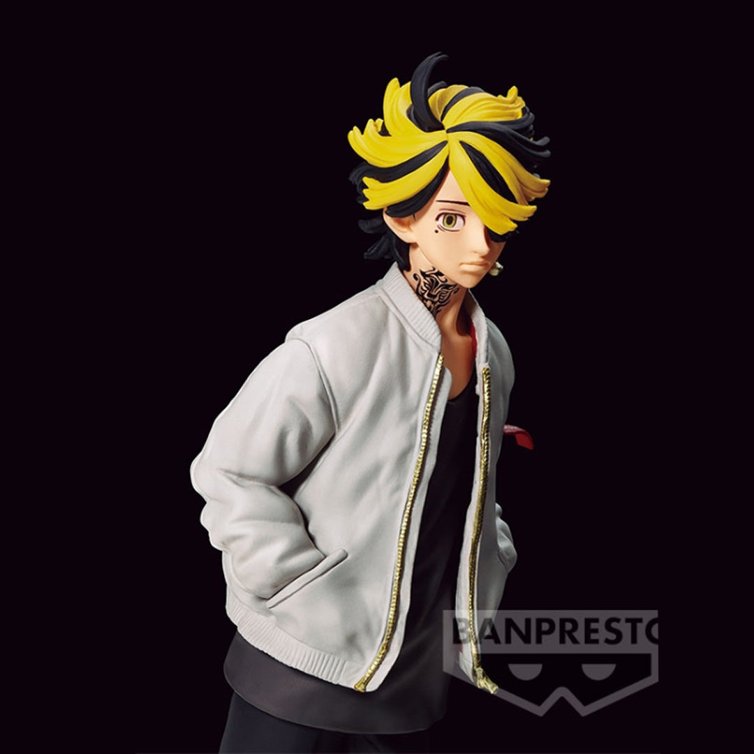 Vue 3/4 de face à mi-distance de la figurine de Kazutora Hanemiya de Tokyo Revengers en veste grise, sans accessoires.