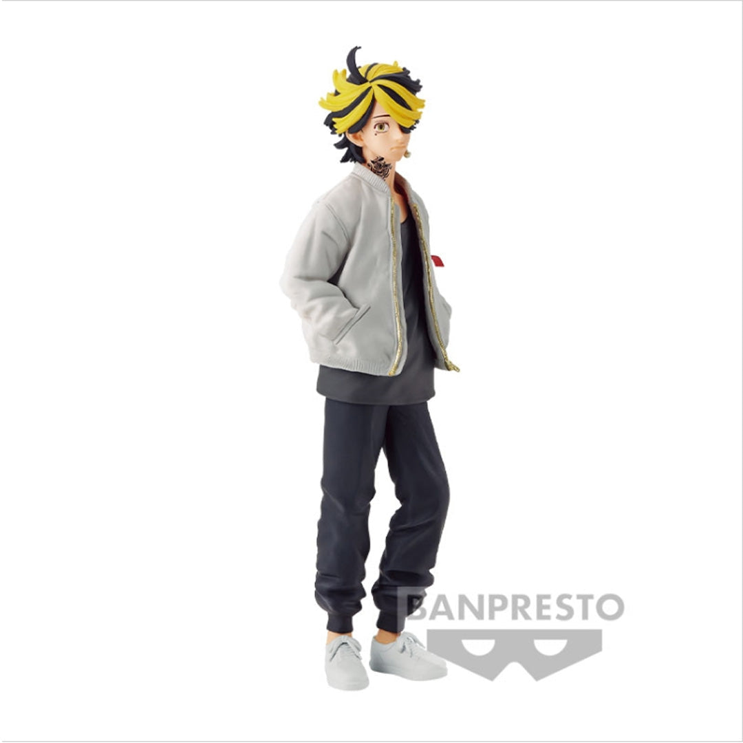 Vue 3/4 de face à mi-distance de la figurine de Kazutora Hanemiya de Tokyo Revengers en bomber beige, cheveux jaunes et noirs.