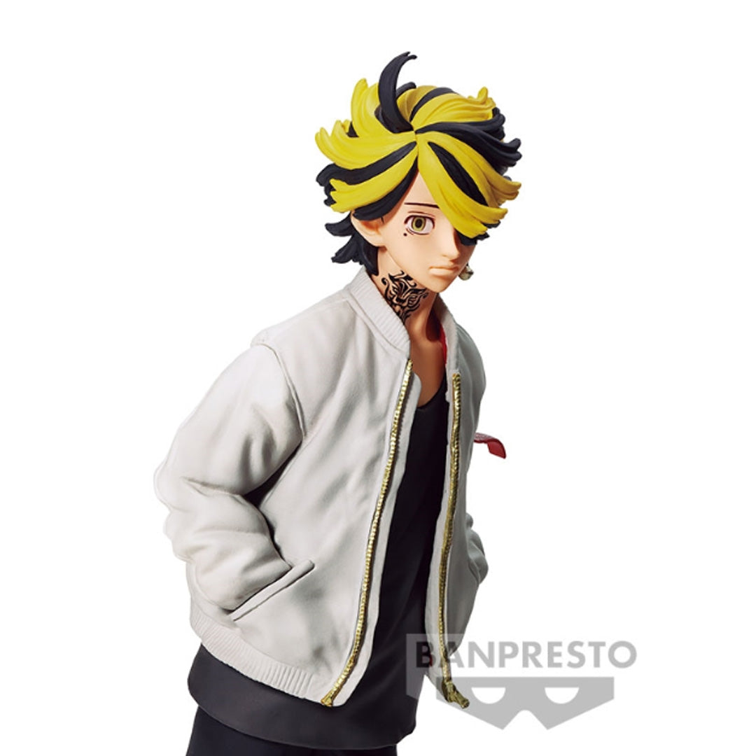 Vue 3/4 de face à mi-distance de la figurine de Kazutora Hanemiya de Tokyo Revengers en veste zippée claire, sans accessoires.