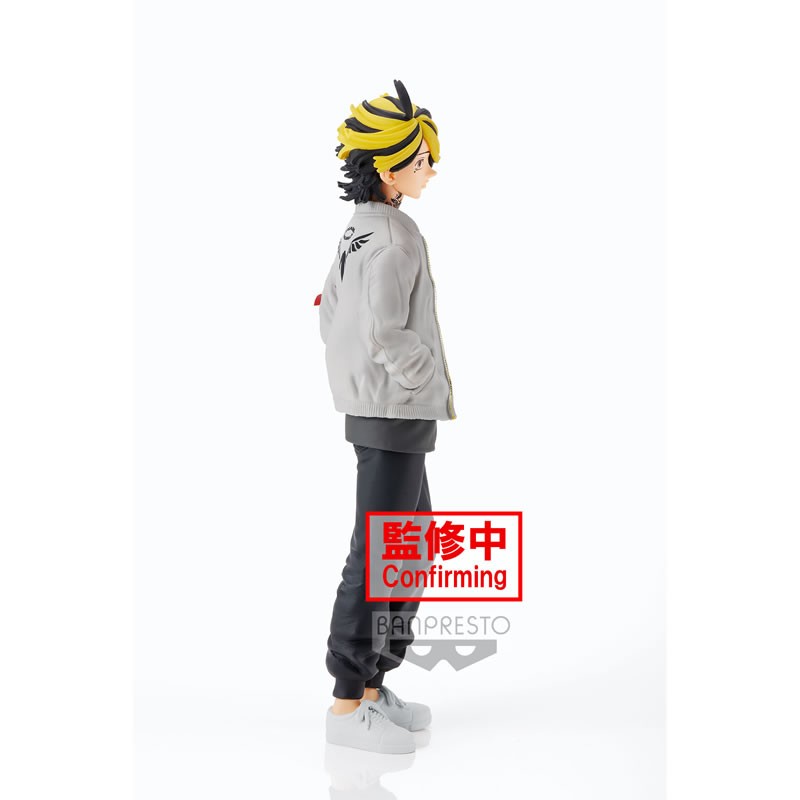 Vue de profil à mi-distance de la figurine de Kazutora Hanemiya de Tokyo Revengers en veste grise, avec cheveux jaune et noir.