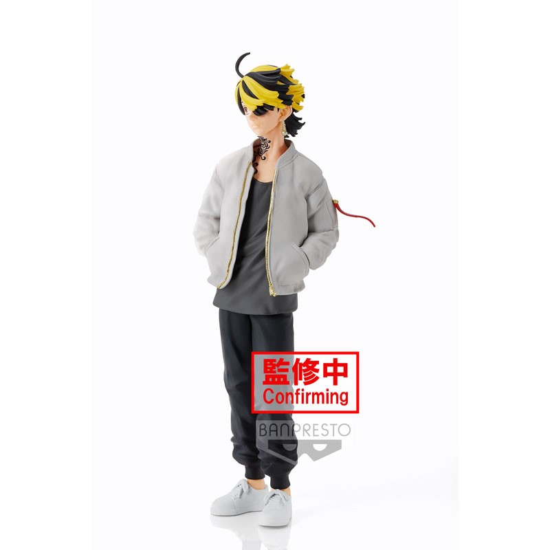 Vue 3/4 de face à mi-distance de la figurine de Kazutora Hanemiya de Tokyo Revengers en veste grise, sans accessoires.