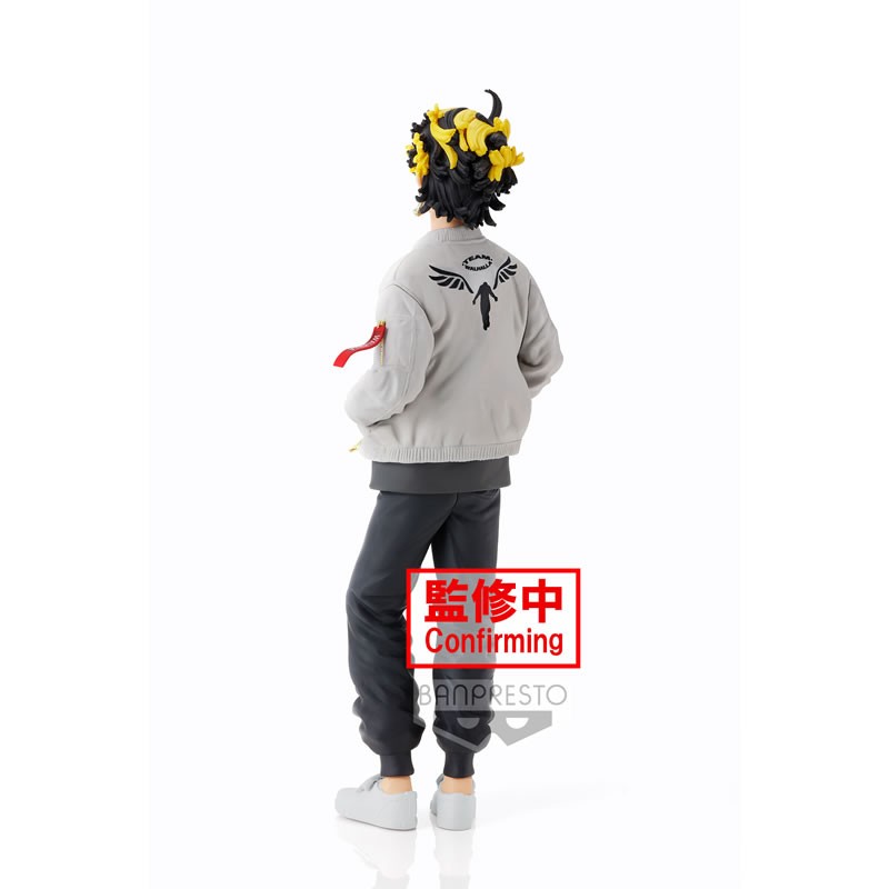 Vue de dos à mi-distance de la figurine de Kazutora Hanemiya de Tokyo Revengers en veste grise, avec accessoires floraux jaunes.