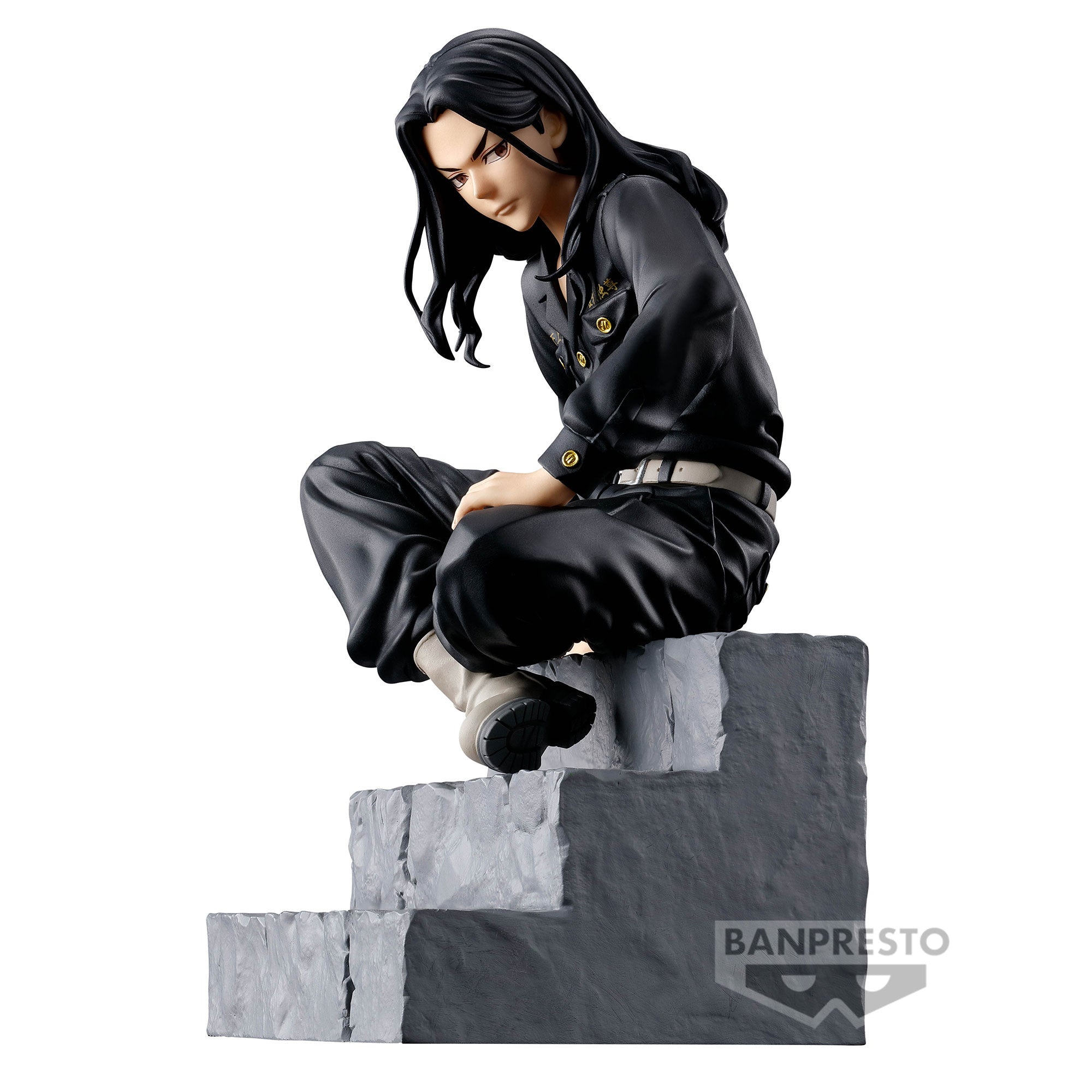 Vue 3/4 de face à mi-distance de la figurine de Keisuke Baji de Tokyo Revengers en tenue noire, assis sur une base en pierre.