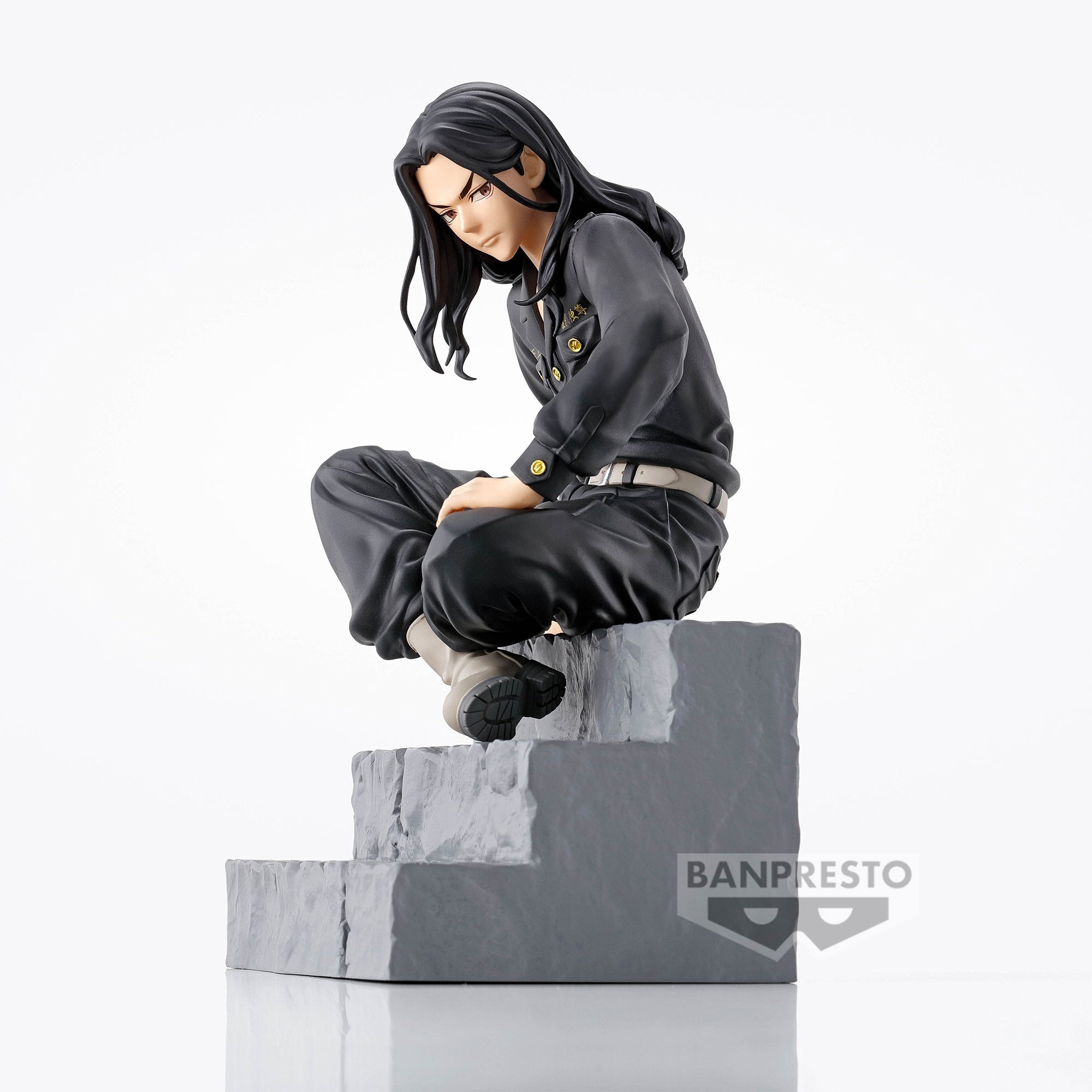 Vue 3/4 de face à mi-distance de la figurine de Keisuke Baji de Tokyo Revengers en veste noire, assis sur une marche.