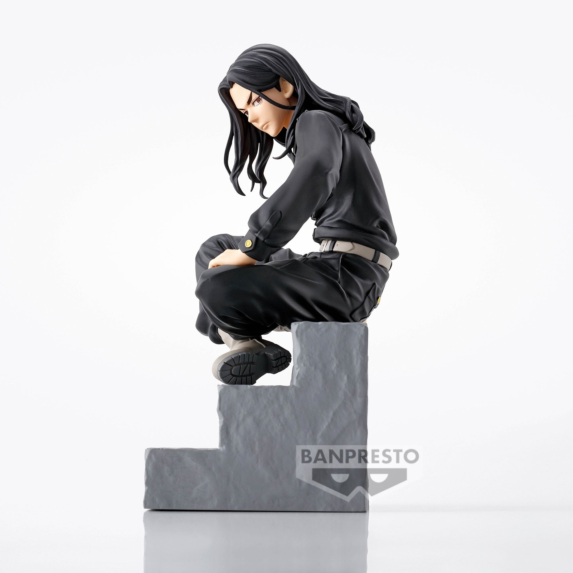 Vue de profil à mi-distance de la figurine de Keisuke Baji de Tokyo Revengers en tenue noire, posée sur une marche.