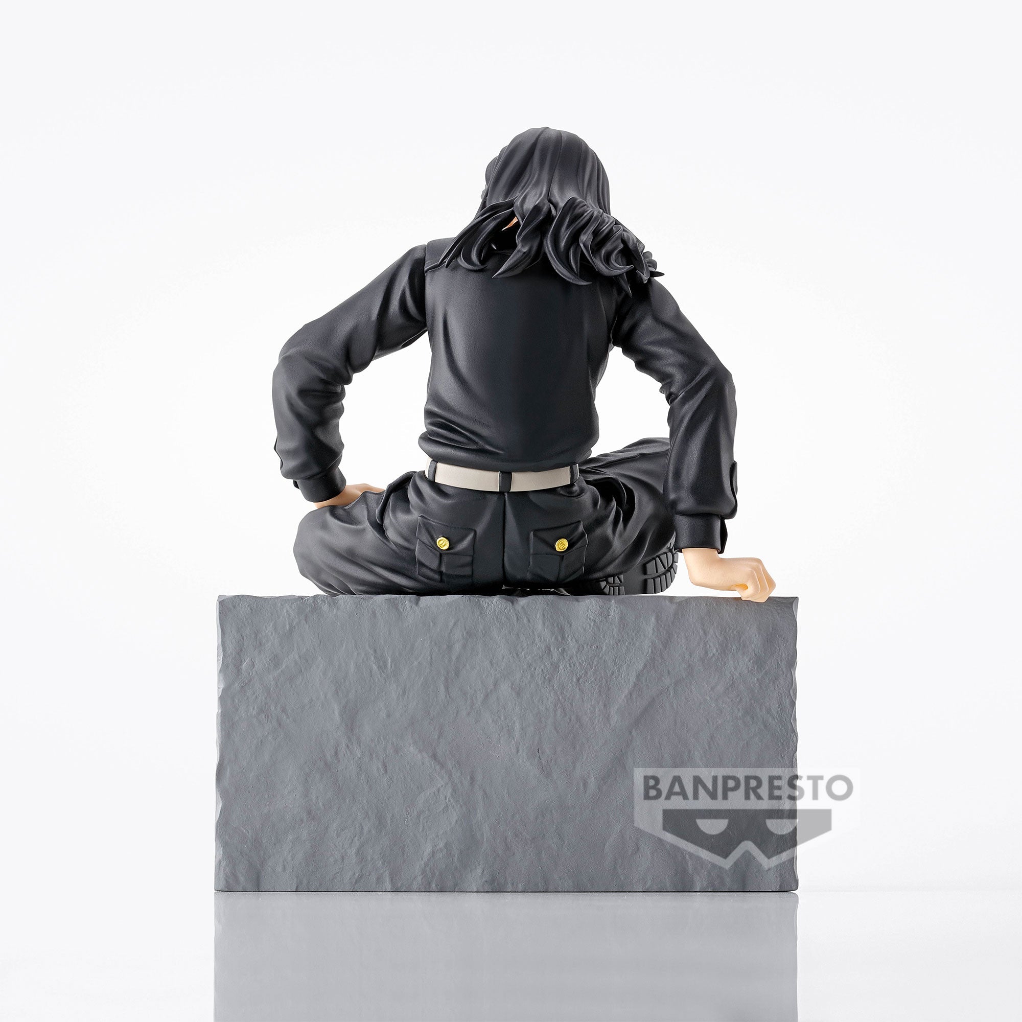 Vue de dos à mi-distance de la figurine de Keisuke Baji de Tokyo Revengers en uniforme noir, sans accessoires.
