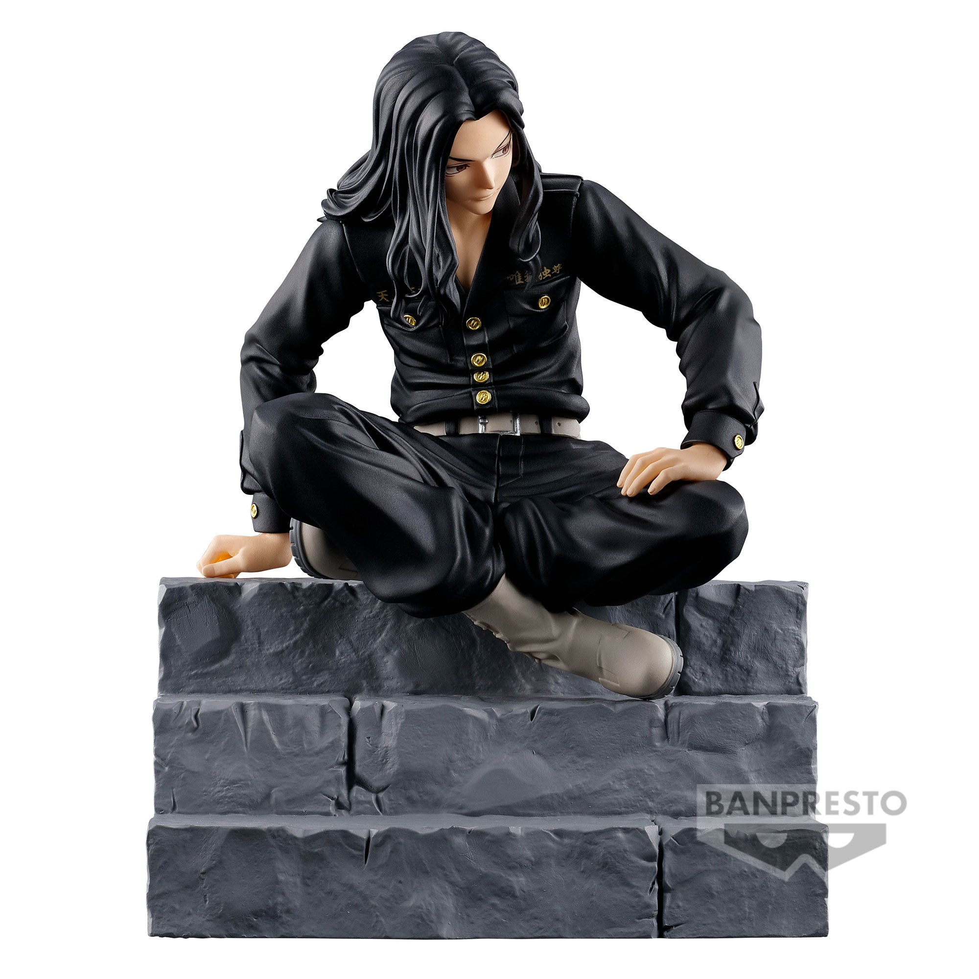 Vue 3/4 de face à mi-distance de la figurine de Keisuke Baji de Tokyo Revengers en uniforme militaire noir, assis sur une marche.