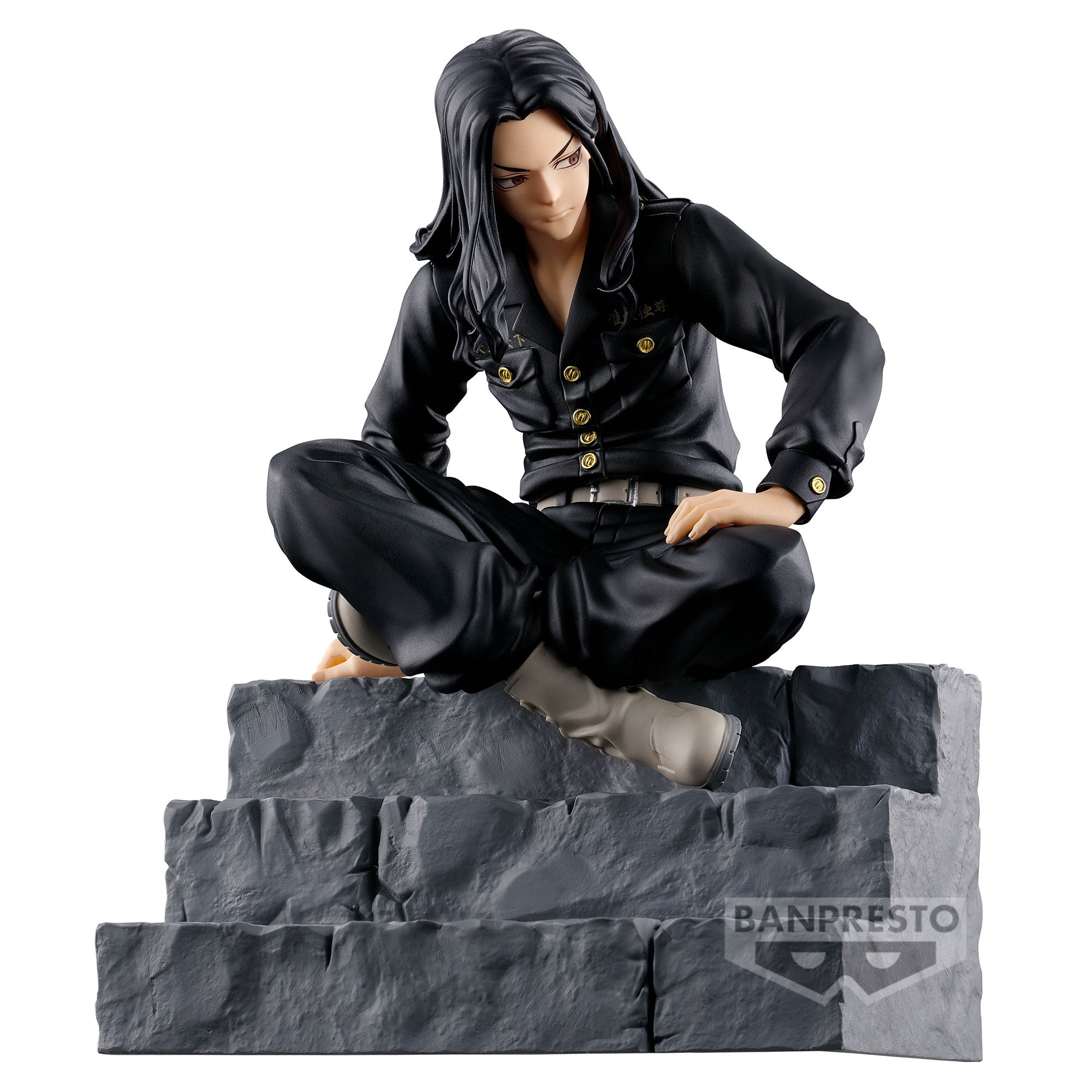 Vue 3/4 de face à mi-distance de la figurine de Keisuke Baji de Tokyo Revengers en uniforme militaire noir, sur des marches en pierre.