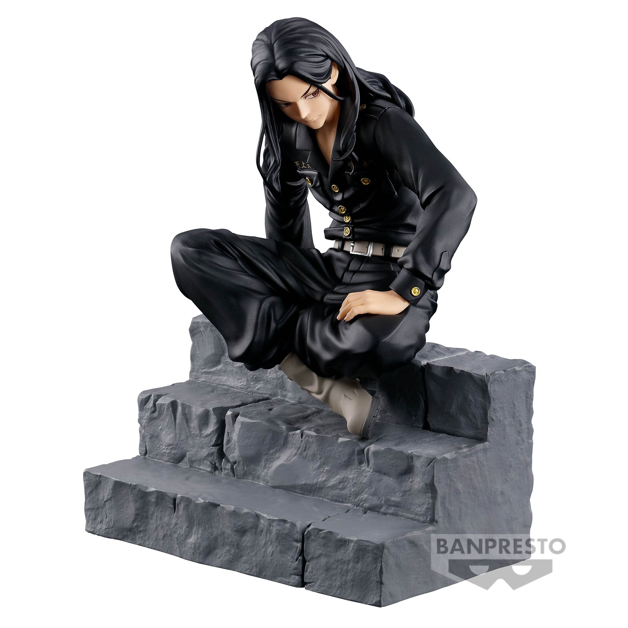 Vue 3/4 de face à mi-distance de la figurine de Keisuke Baji de Tokyo Revengers en uniforme noir avec boutons dorés, assis sur des marches en pierre.