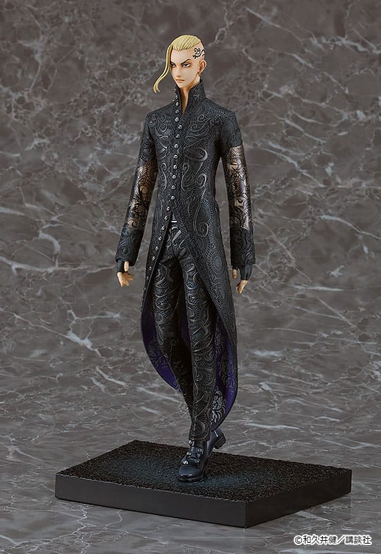 Vue 3/4 de face à mi-distance de la figurine de Ken Ryuguji de Tokyo Revengers en long manteau, avec motifs élaborés.