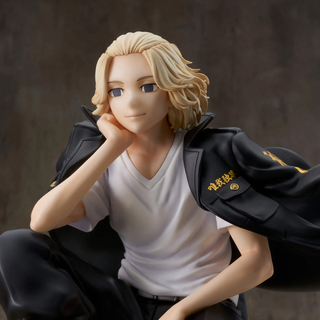 Vue 3/4 de face à mi-distance de la figurine de Manjiro Sano de Tokyo Revengers en T-shirt blanc et veste noire, sans accessoires.