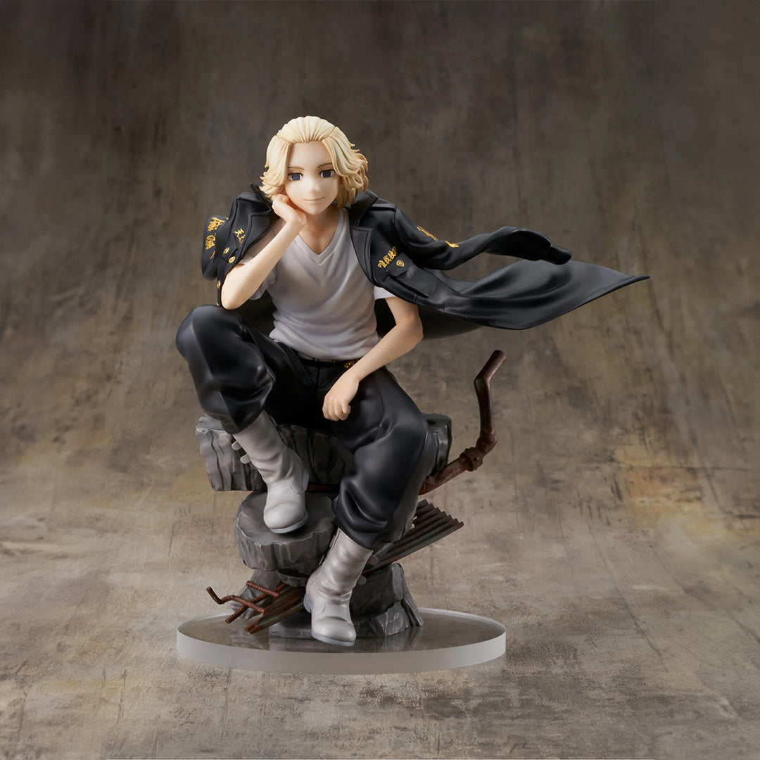 Vue 3/4 de face à mi-distance de la figurine de Manjiro Sano de Tokyo Revengers en T-shirt blanc et pantalon noir, sur une base en ruine.
