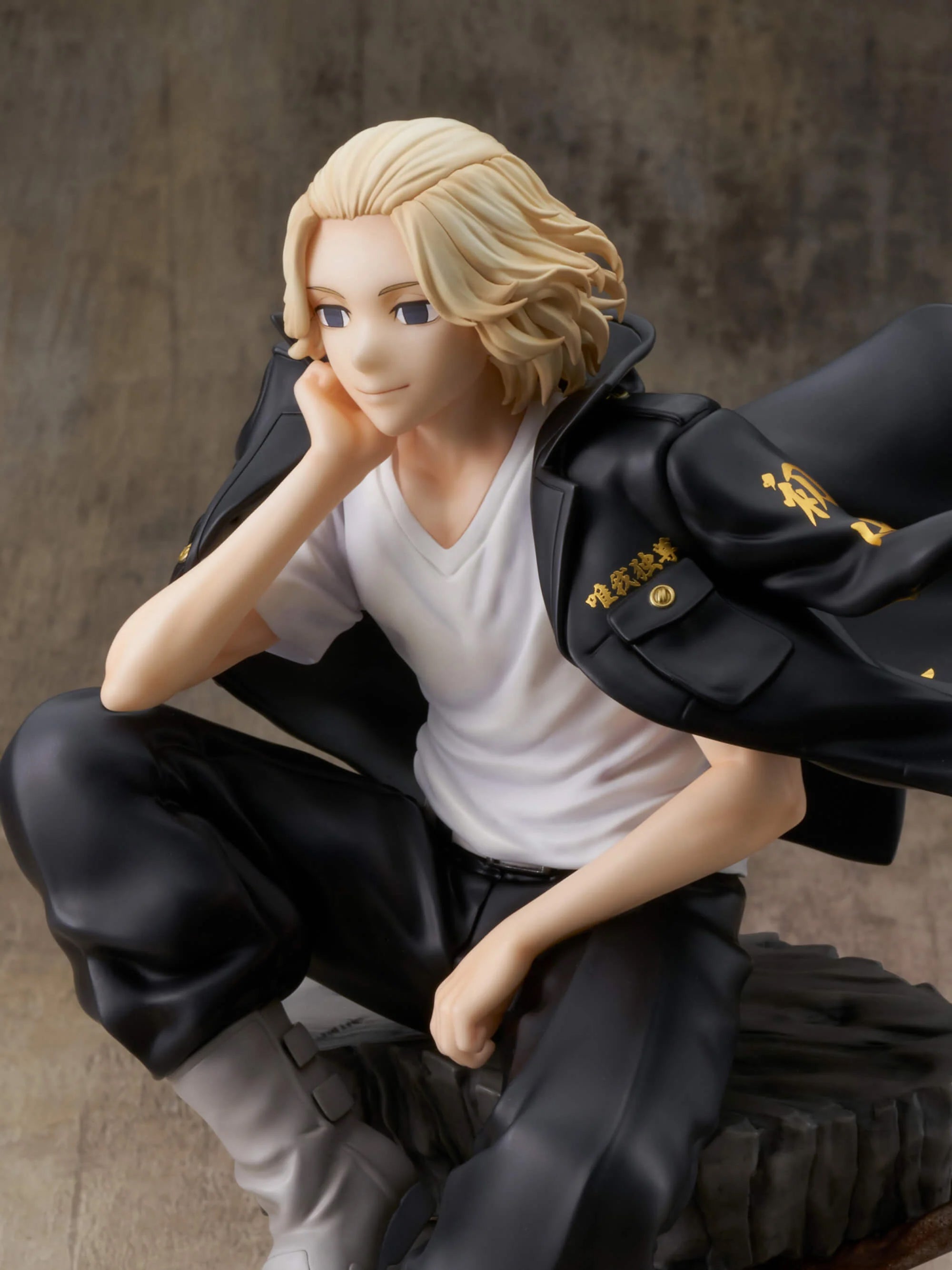 Vue 3/4 de face à mi-distance de la figurine de Manjiro Sano (Mikey) de Tokyo Revengers en t-shirt blanc et veste noire, sans boîte.