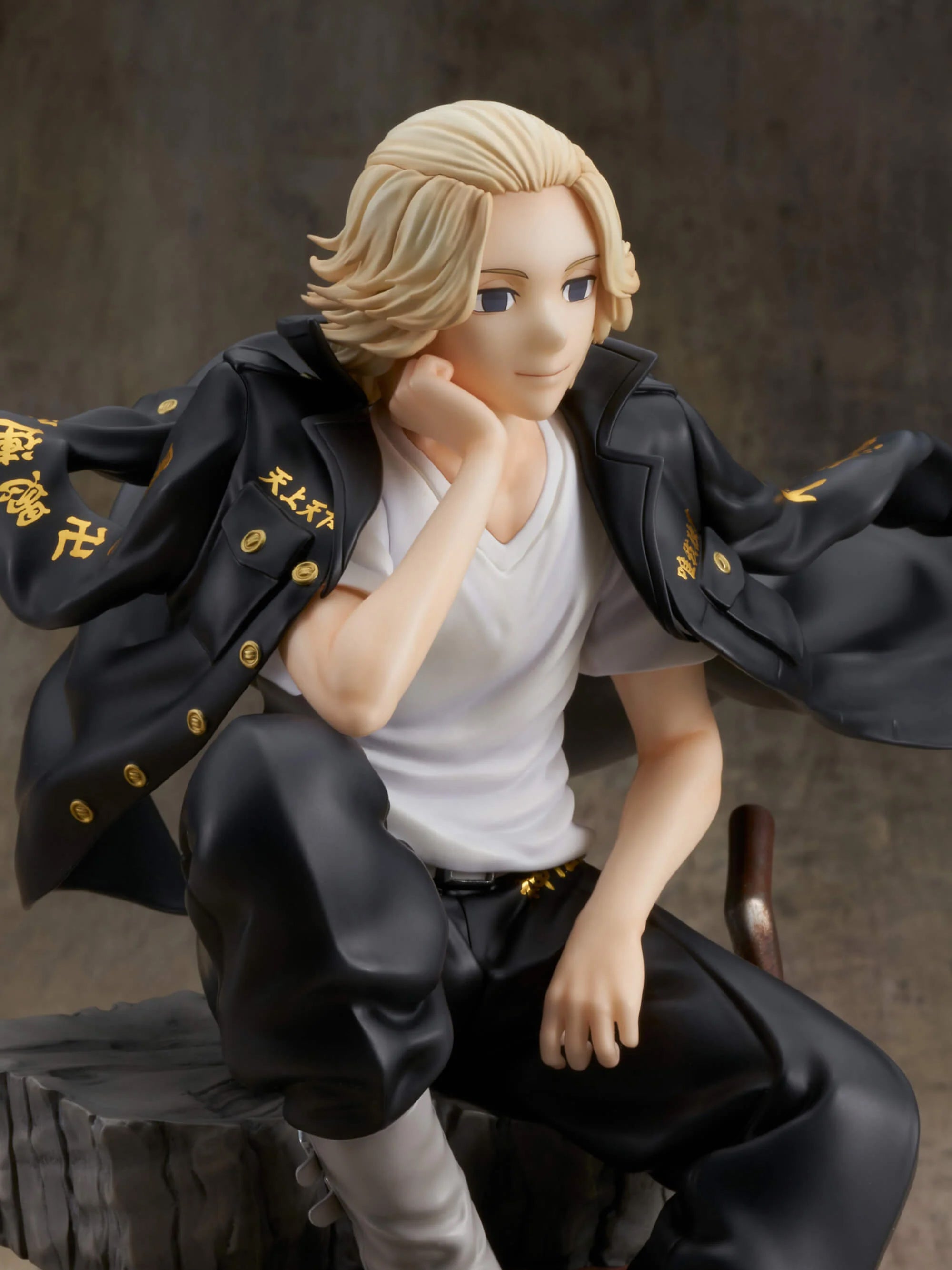 Vue 3/4 de face à mi-distance de la figurine de Manjiro Sano (Mikey) de Tokyo Revengers en t-shirt blanc et veste noire, sans accessoires.