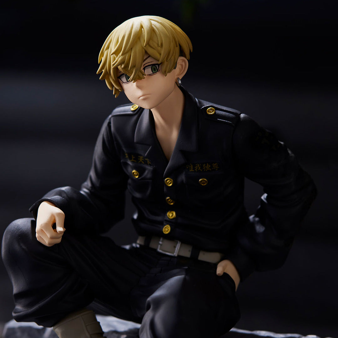 Vue 3/4 de face à mi-distance de la figurine de Matsuno Chifuyu de Tokyo Revengers en uniforme noir avec des boutons dorés.