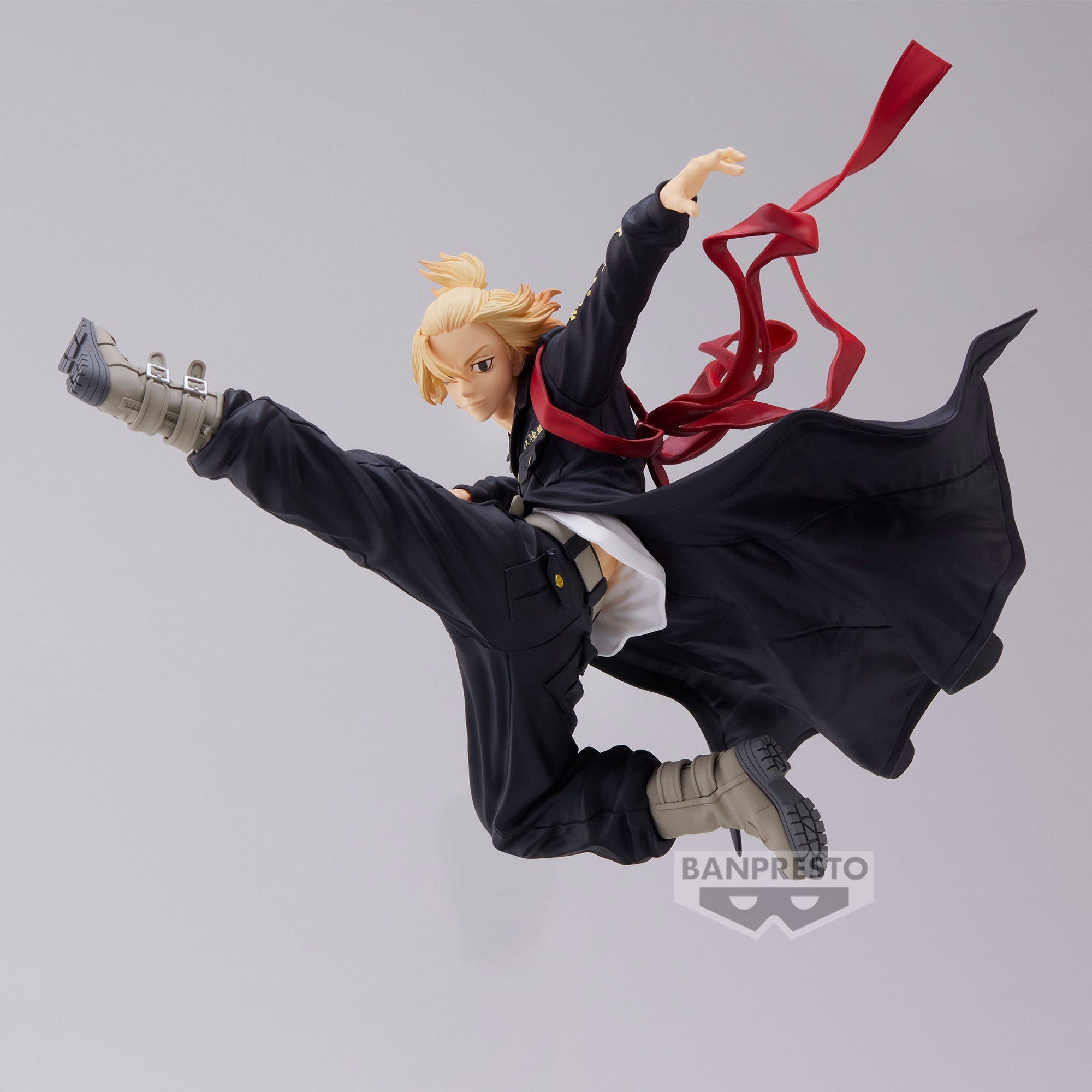 Vue 3/4 de face en plan entier de la figurine de Manjiro Sano (Mikey) de Tokyo Revengers en tenue noire avec écharpe rouge.