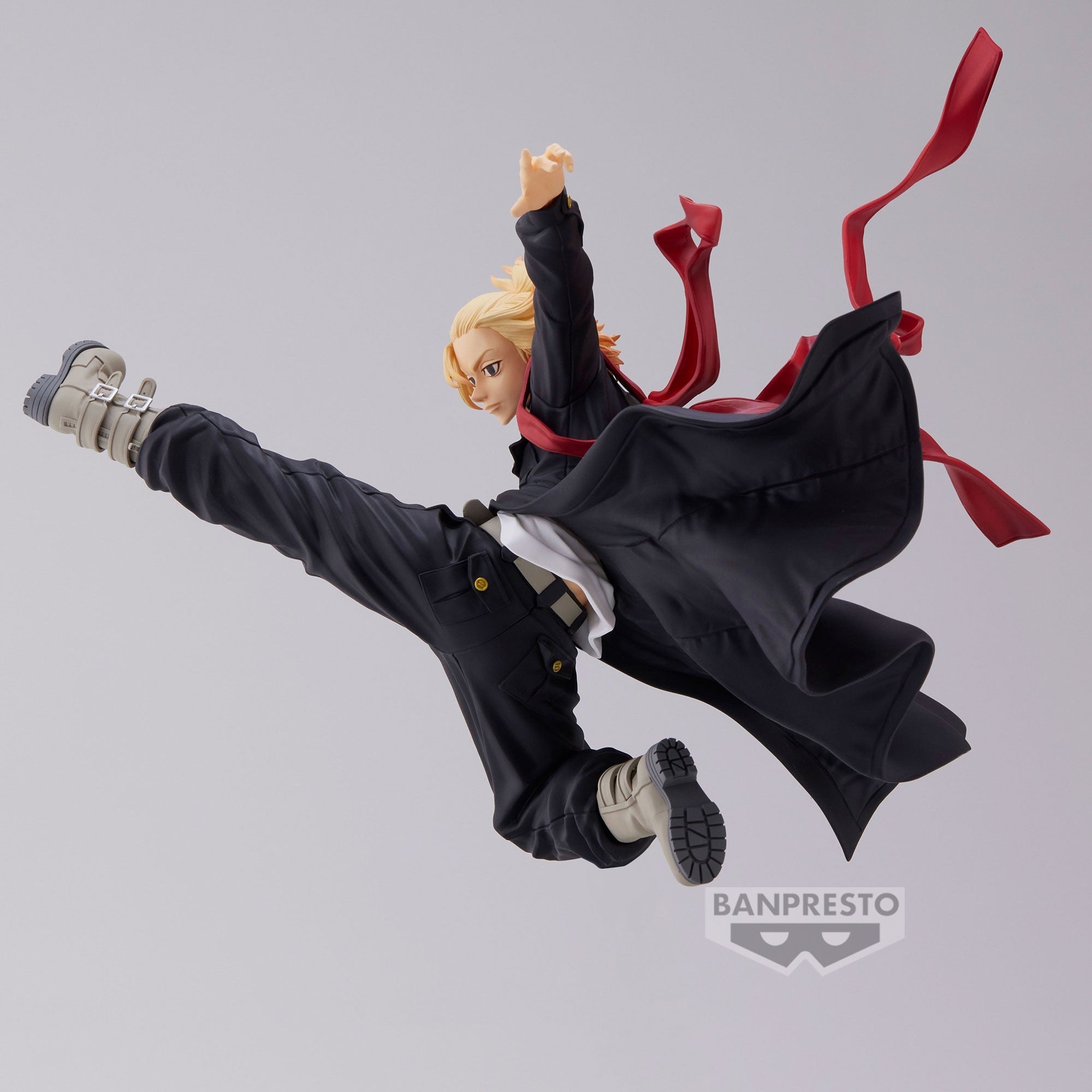 Vue 3/4 de face à mi-distance de la figurine de Manjiro Sano de Tokyo Revengers en manteau noir, avec des rubans rouges.