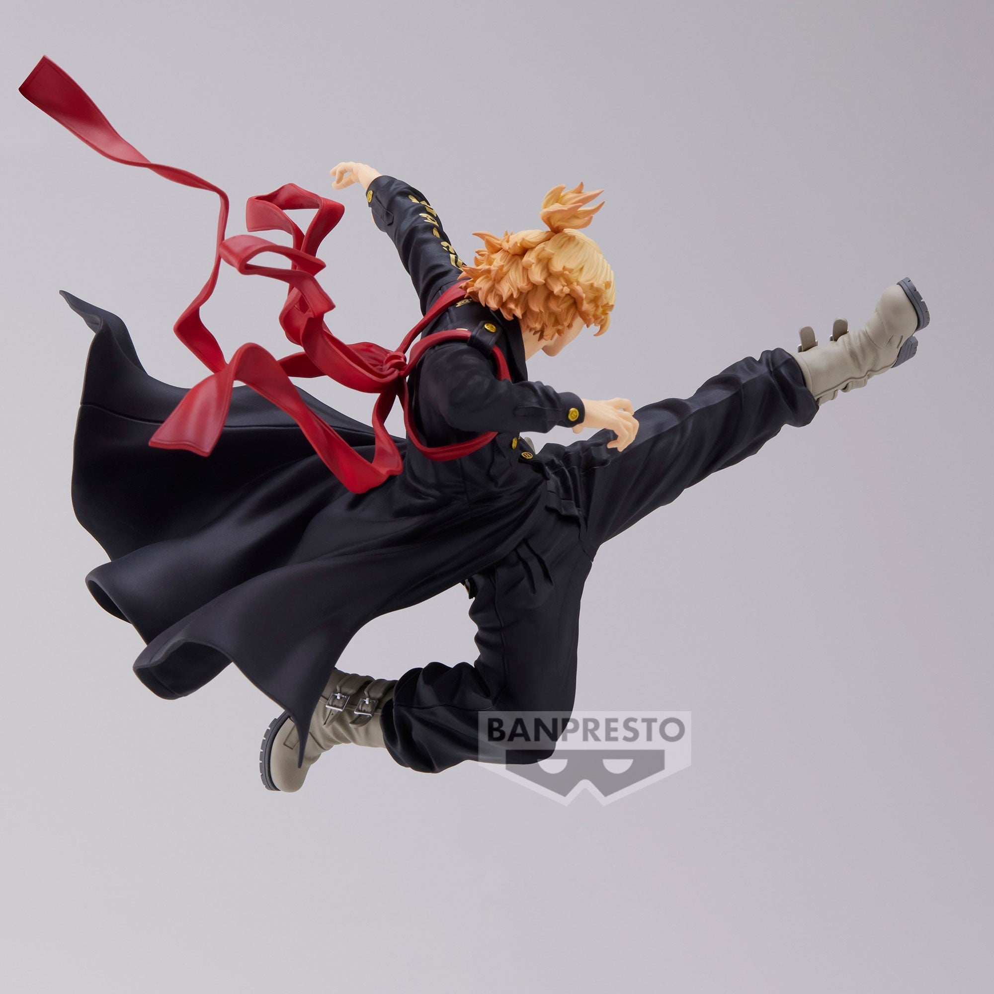 Vue 3/4 en plan rapproché moyen de la figurine de Manjiro Sano de Tokyo Revengers en tenue noire avec un ruban rouge, en pose dynamique.