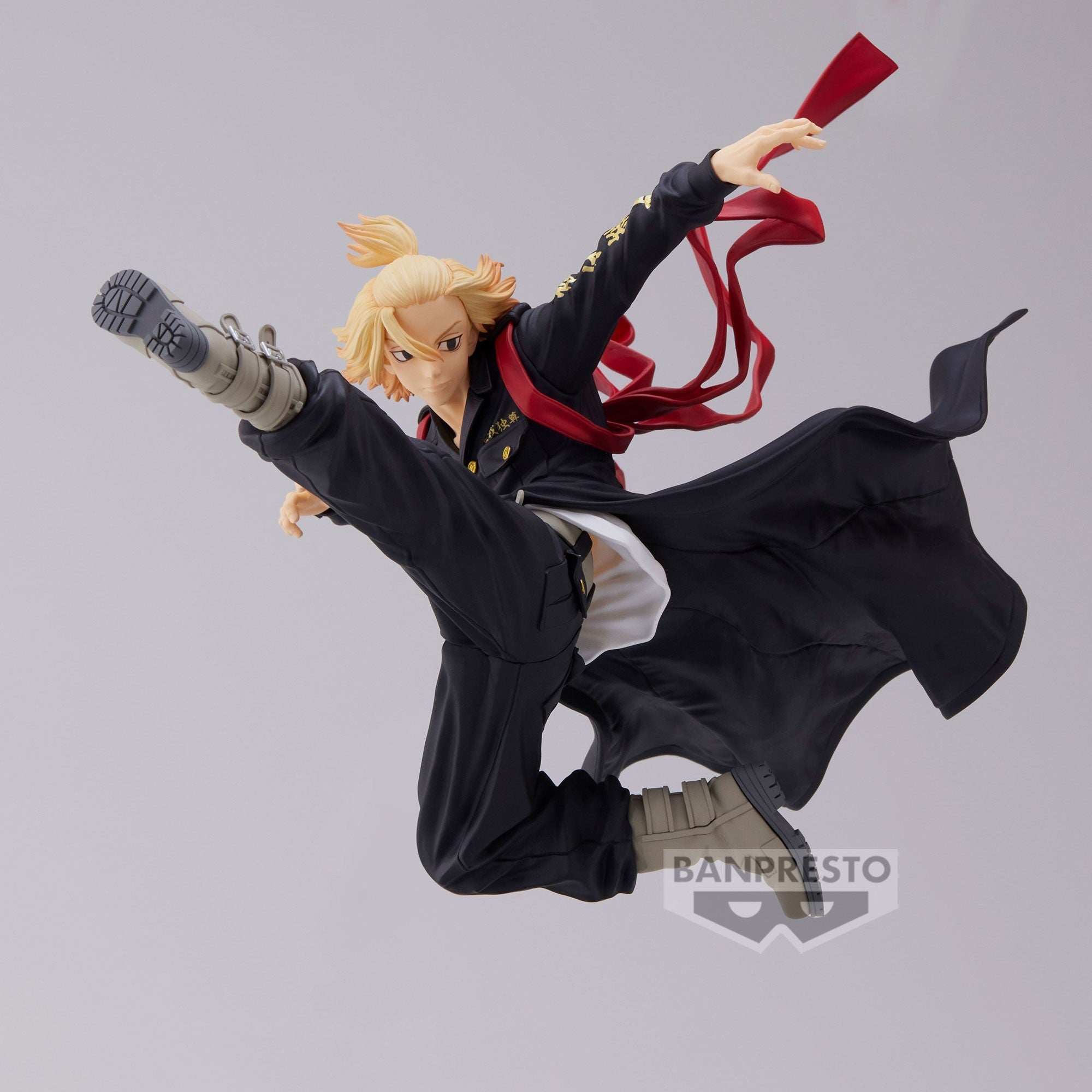 Vue 3/4 de face à mi-distance de la figurine de Manjiro Sano de Tokyo Revengers en uniforme scolaire noir, avec une écharpe rouge, sans boîte visible.
