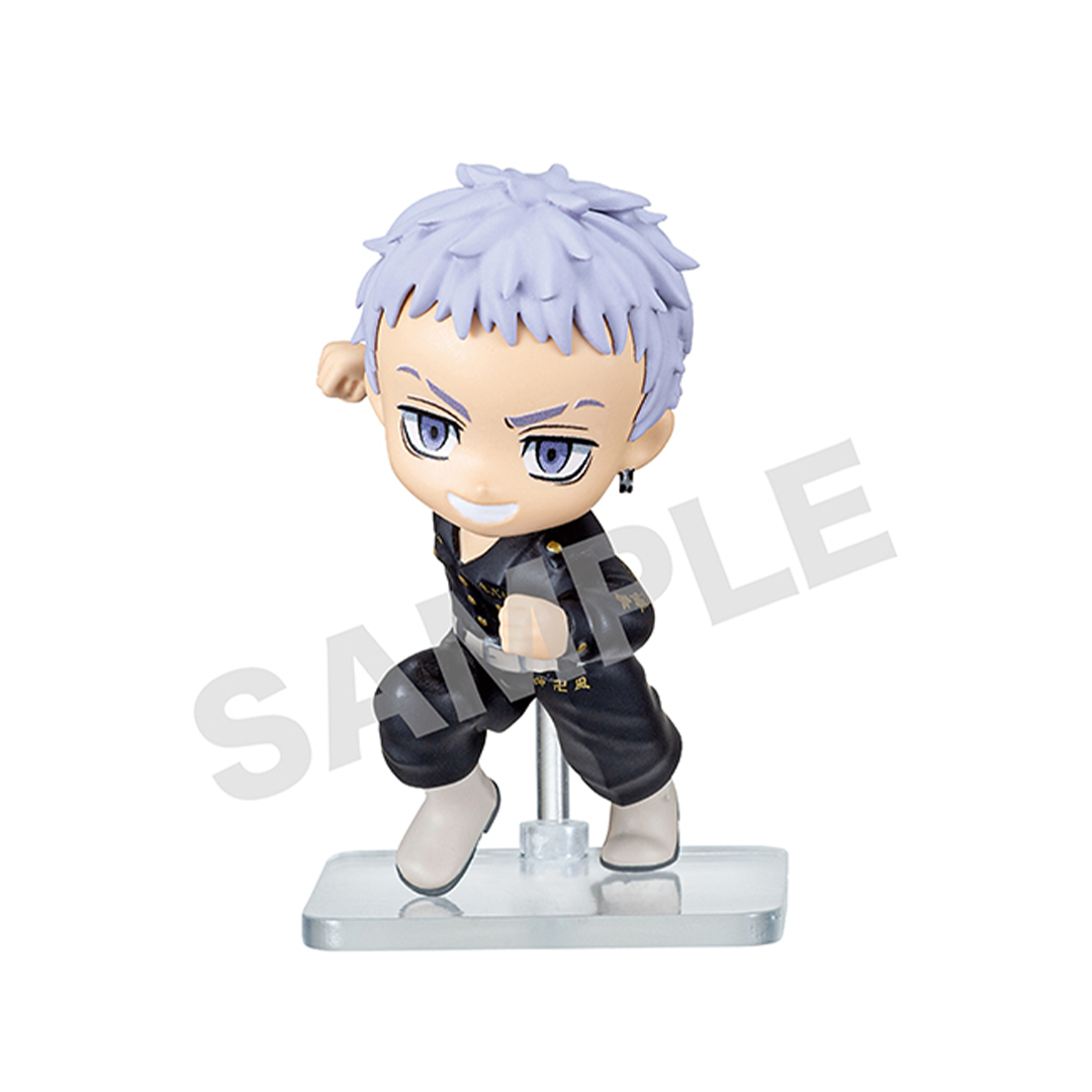 Vue 3/4 de face à mi-distance de la figurine chibi d'un personnage de Tokyo Revengers en uniforme sombre, avec un pendentif à l'oreille gauche.