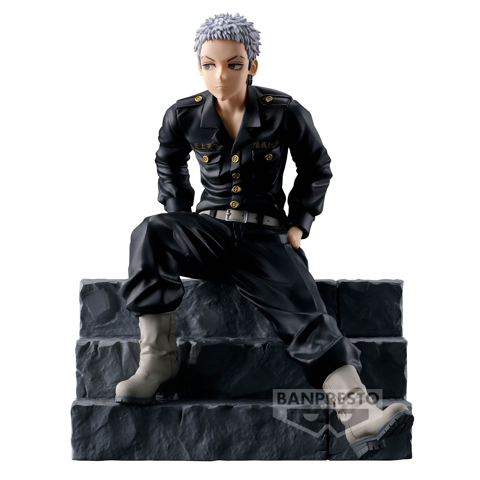 Vue 3/4 de face à mi-distance de la figurine de Mitsuya Takashi de Tokyo Revengers en uniforme noir, sur un escalier en pierre.