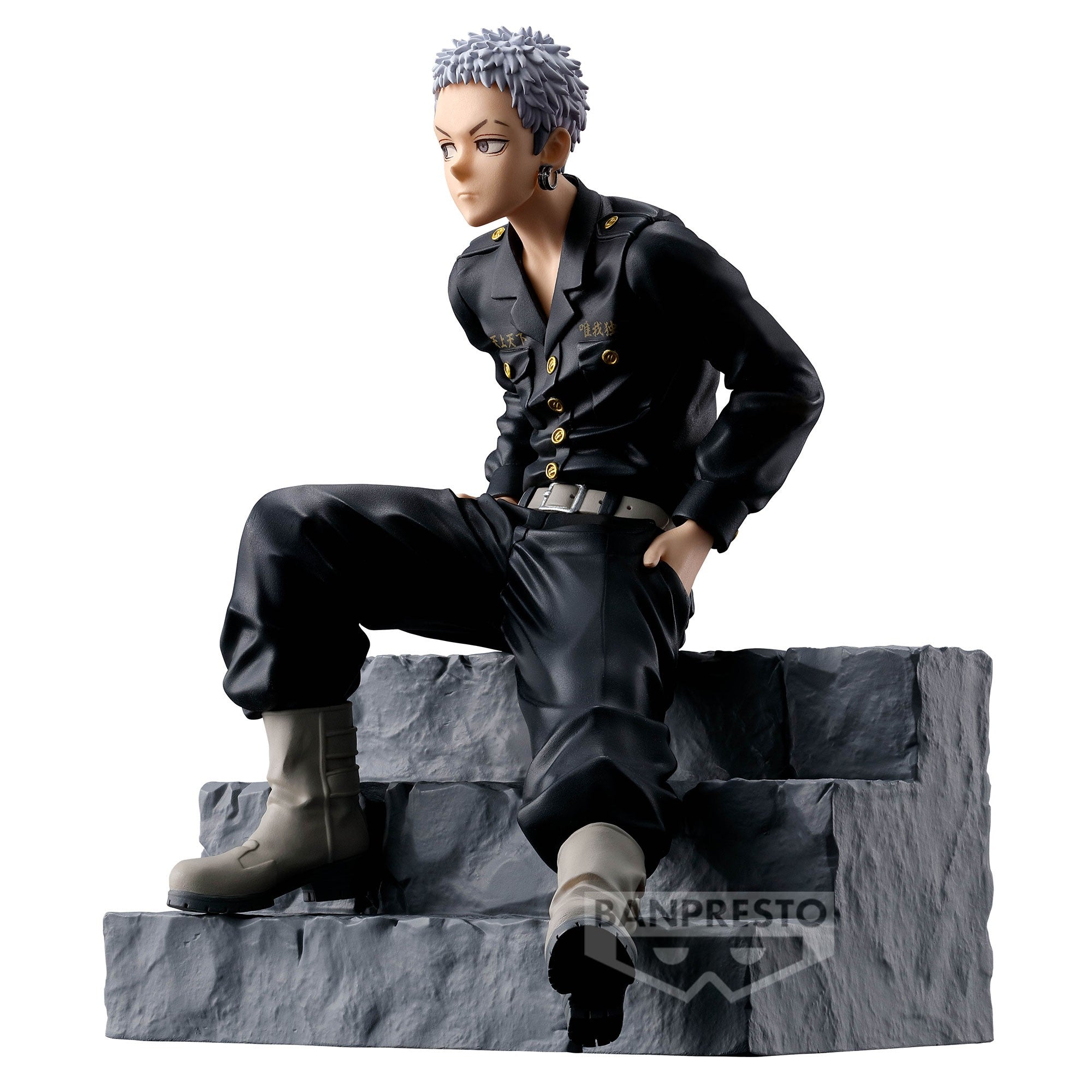 Vue 3/4 de face à mi-distance de la figurine de Mitsuya Takashi de Tokyo Revengers en manteau militaire noir, assis sur une structure en pierre.
