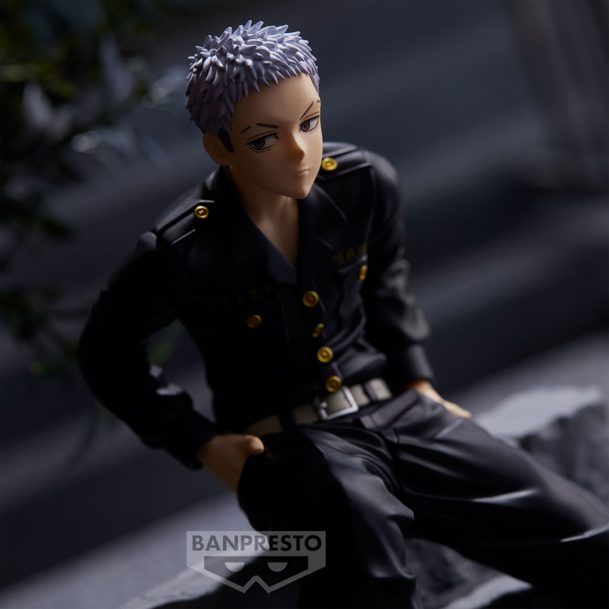 Vue 3/4 de face à mi-distance de la figurine de Mitsuya Takashi de Tokyo Revengers en uniforme militaire noir, sans accessoires.