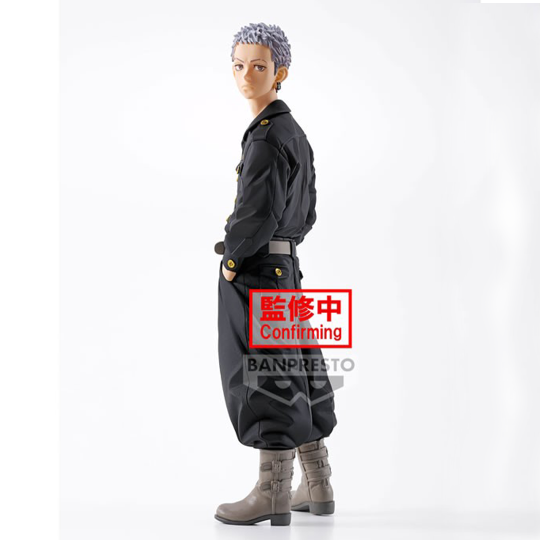Vue 3/4 de face à mi-distance de la figurine de Takashi Mitsuya de Tokyo Revengers en uniforme militaire noir, sans accessoires.