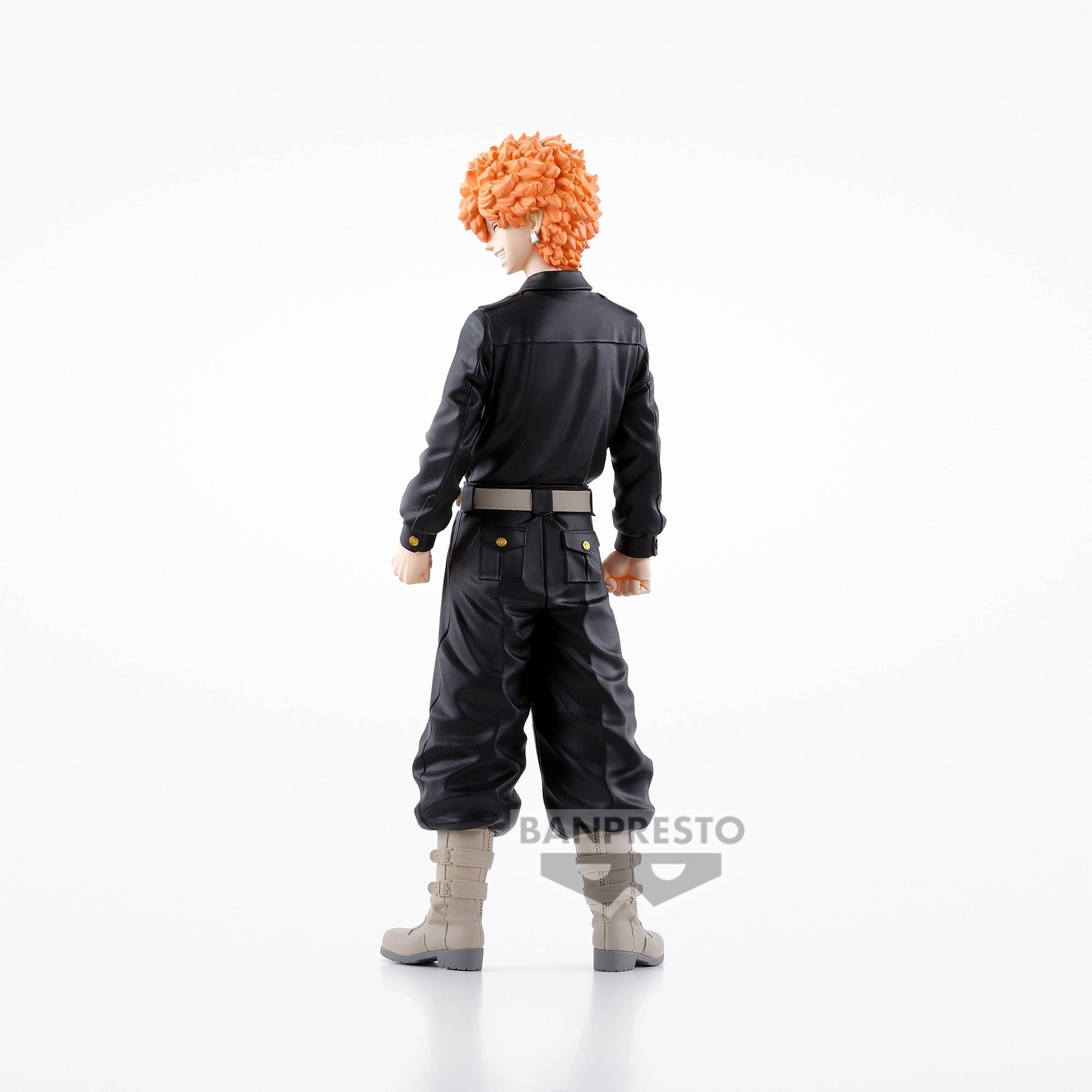 Vue 3/4 arrière à mi-distance de la figurine de Nahoya Kawata de Tokyo Revengers en tenue noire, sans accessoires.