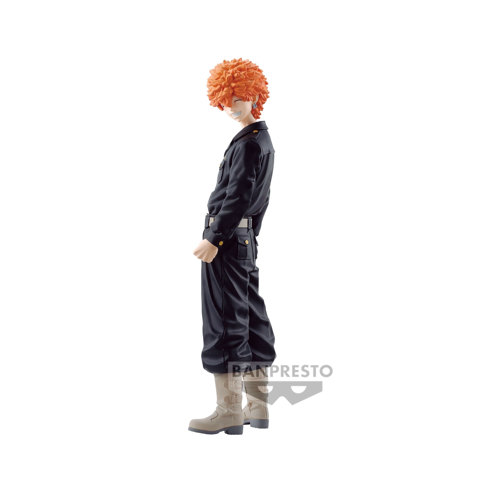 Vue 3/4 de profil à mi-distance de la figurine de Nahoya Kawata de Tokyo Revengers en uniforme noir avec cheveux orange.