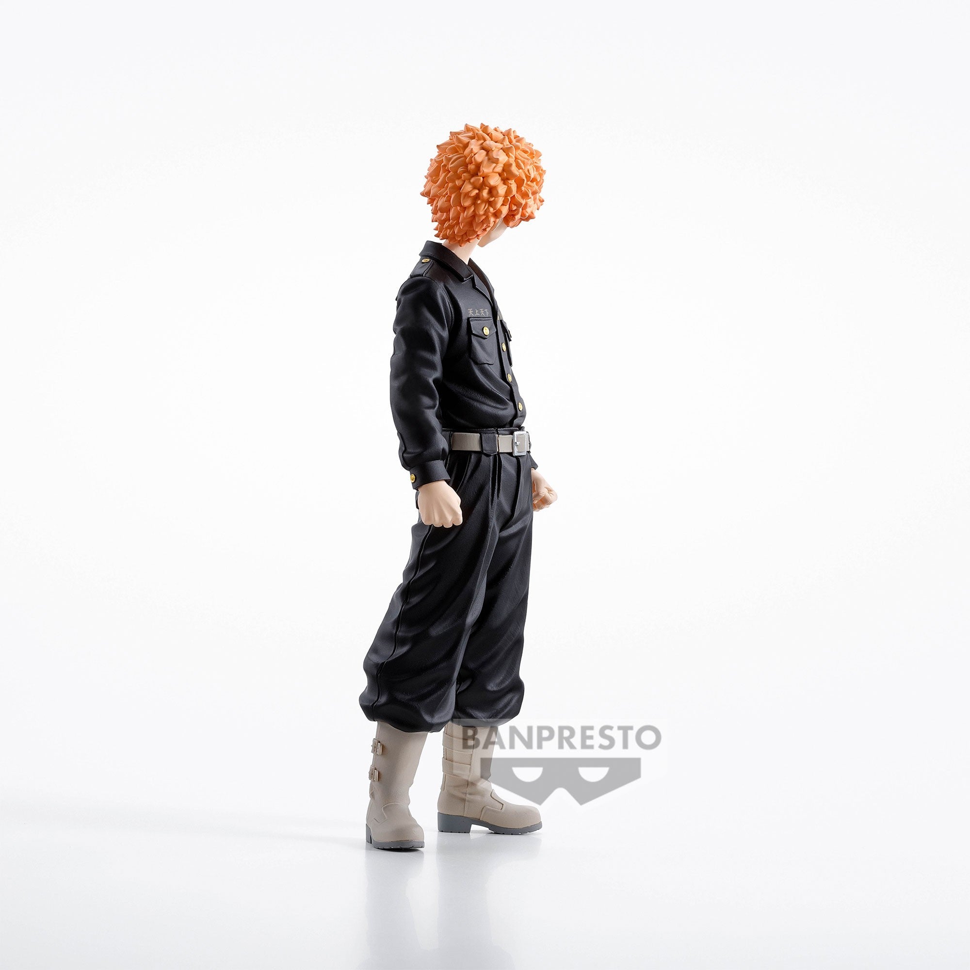 Vue 3/4 de dos à mi-distance de la figurine de Nahoya Kawata de Tokyo Revengers en uniforme noir, sans accessoires.