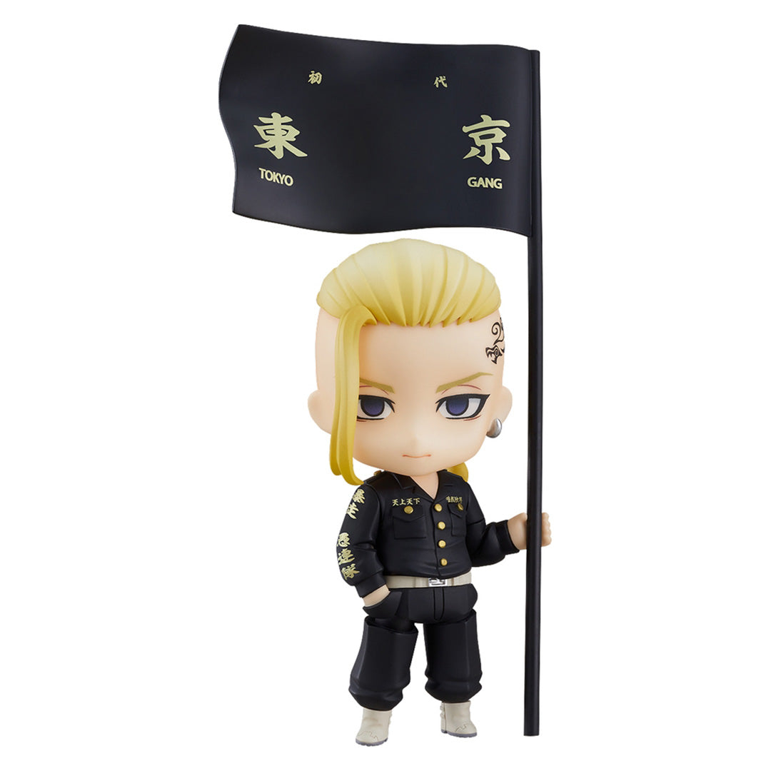 Vue de face en plan plein de la figurine Nendoroid de Ken Ryuguji (Draken) de Tokyo Revengers en veste noire avec drapeau noir "TOKYO GANG".