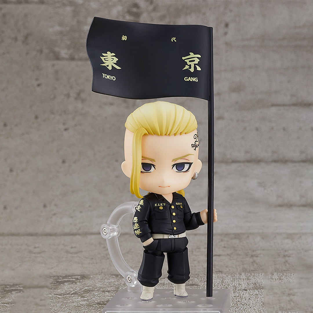 Vue 3/4 de face à mi-distance de la figurine Nendoroid de Ken "Draken" Ryuguji de Tokyo Revengers en uniforme noir et or, tenant un drapeau "Tokyo Gang".
