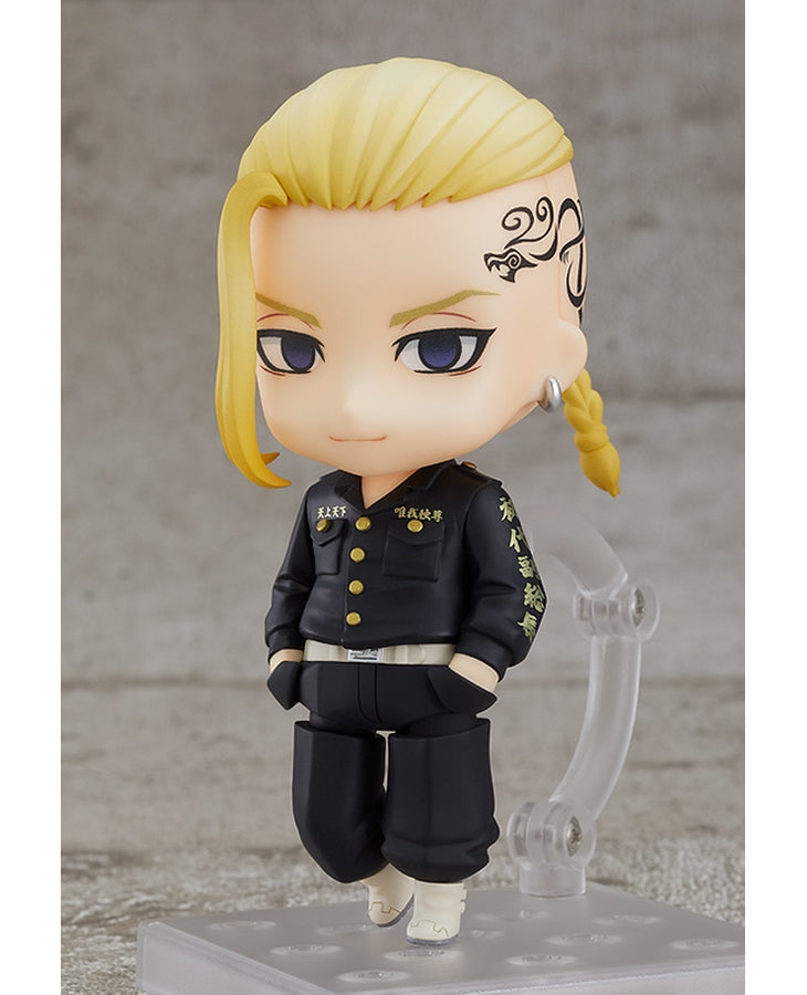 Vue 3/4 de face à mi-distance de la figurine Nendoroid de Ken Ryuguji de Tokyo Revengers en uniforme noir, avec dragon tatoué sur la tête.